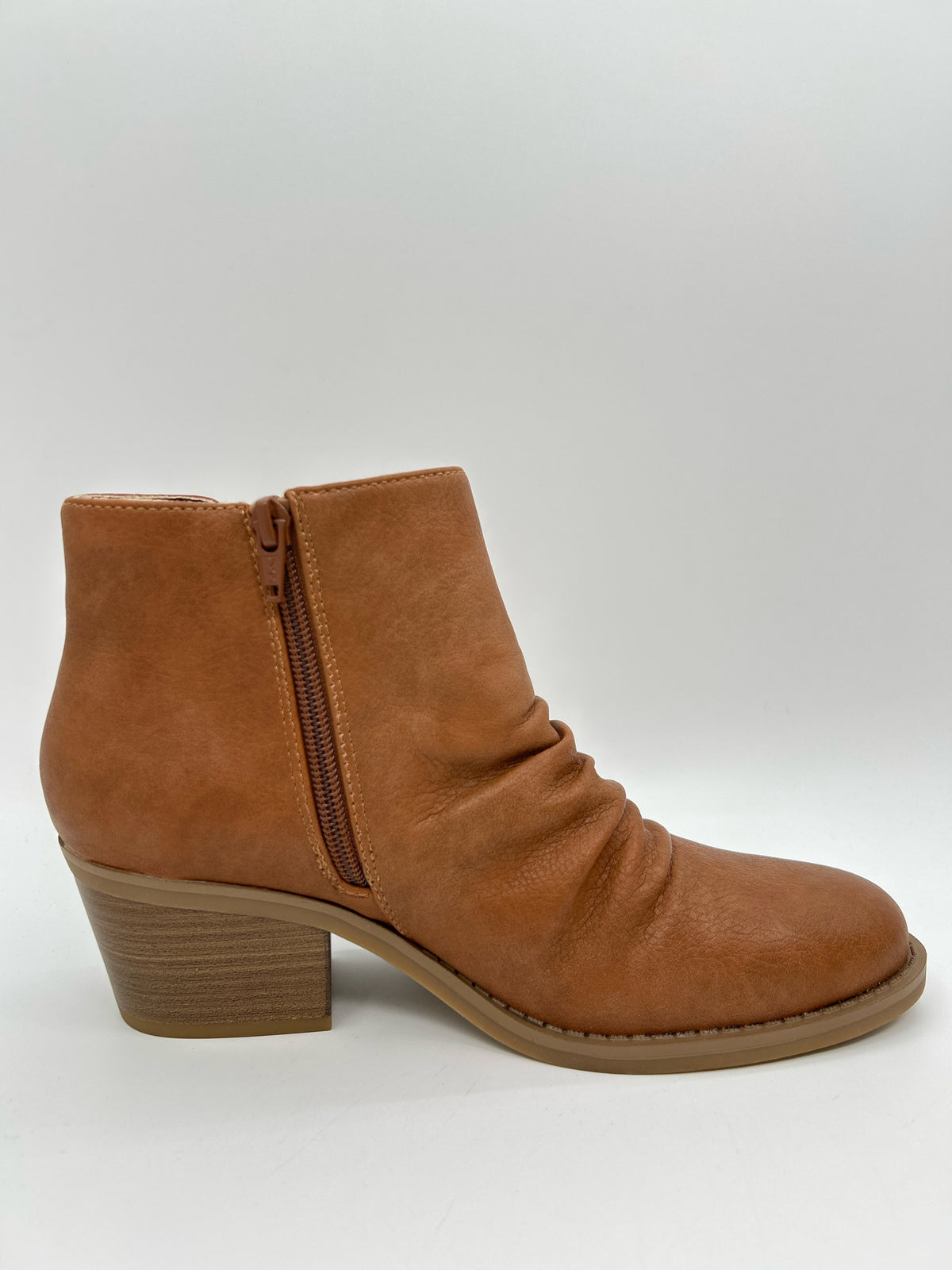 BARETRAPS NIB Size 8M Tan Women Booties