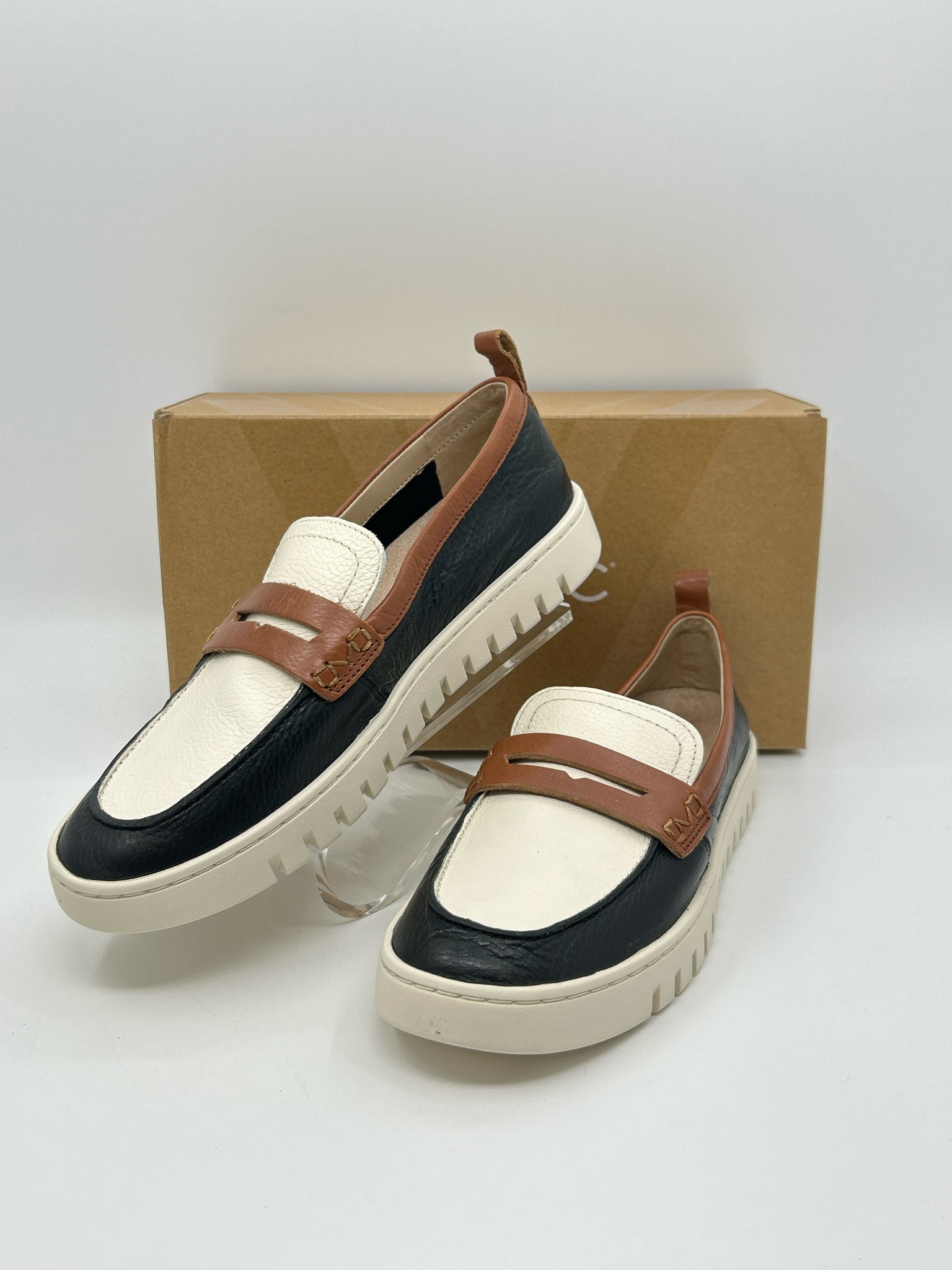 VIONIC Size 8.5M CREAM AND BLACK Women Loafer