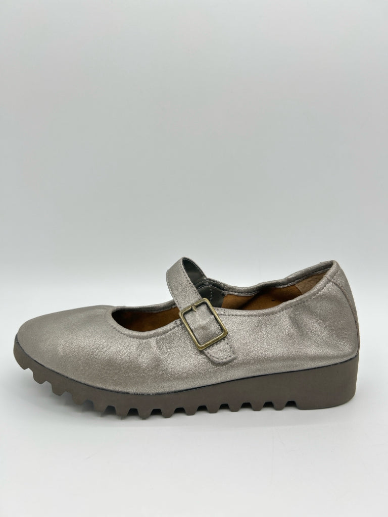 AETREX Size 7.5/8 Silver Women's Shoes