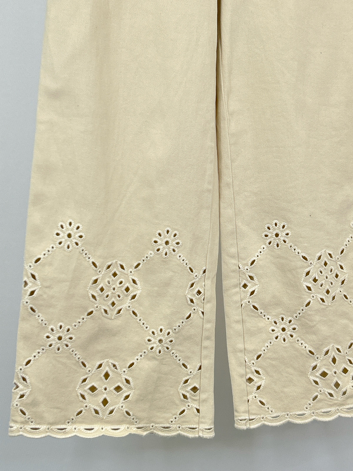 la lavon Size M Cream Women Pants