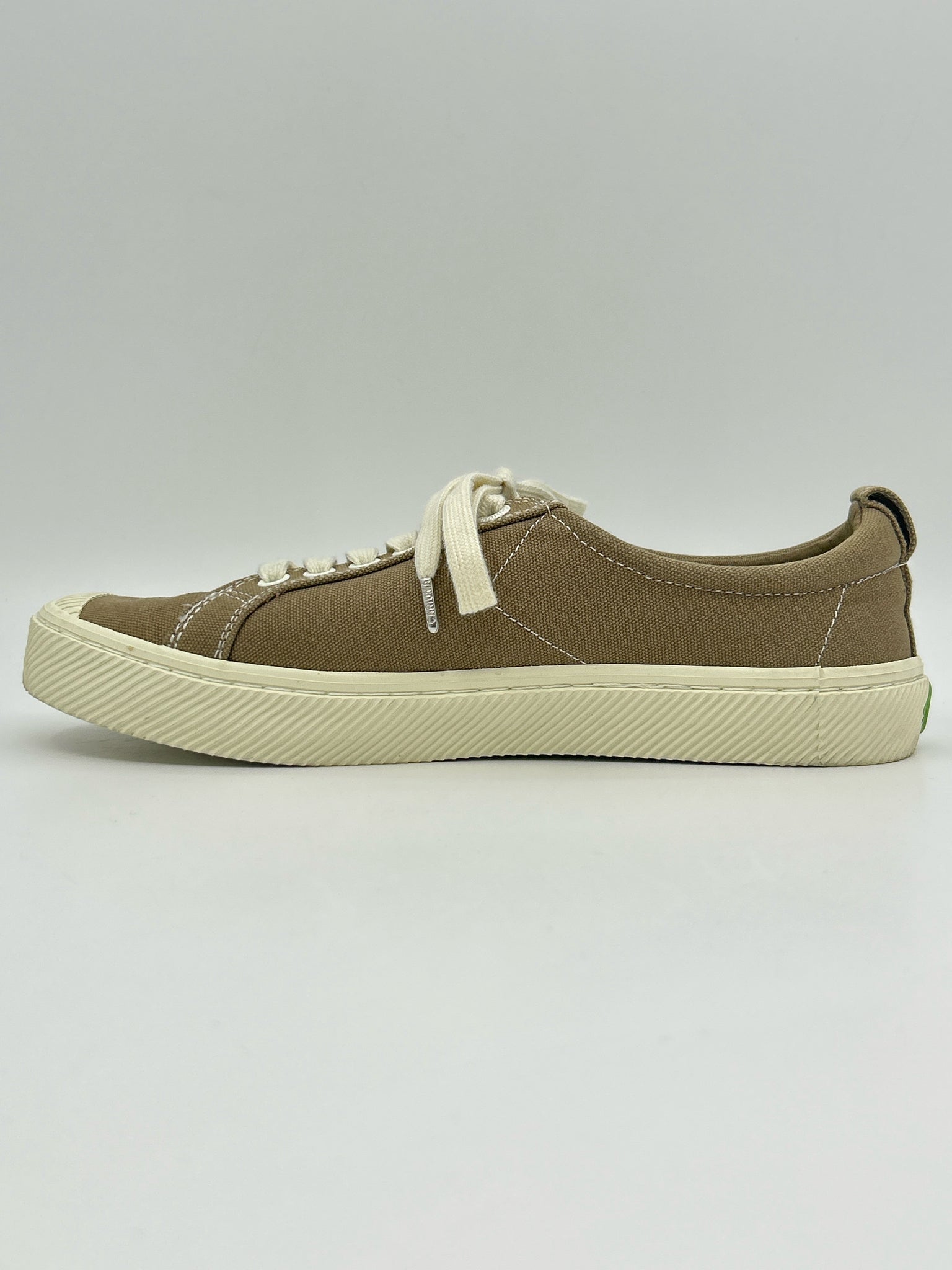 CARIUMA Size 9.5M SAND Women Sneakers
