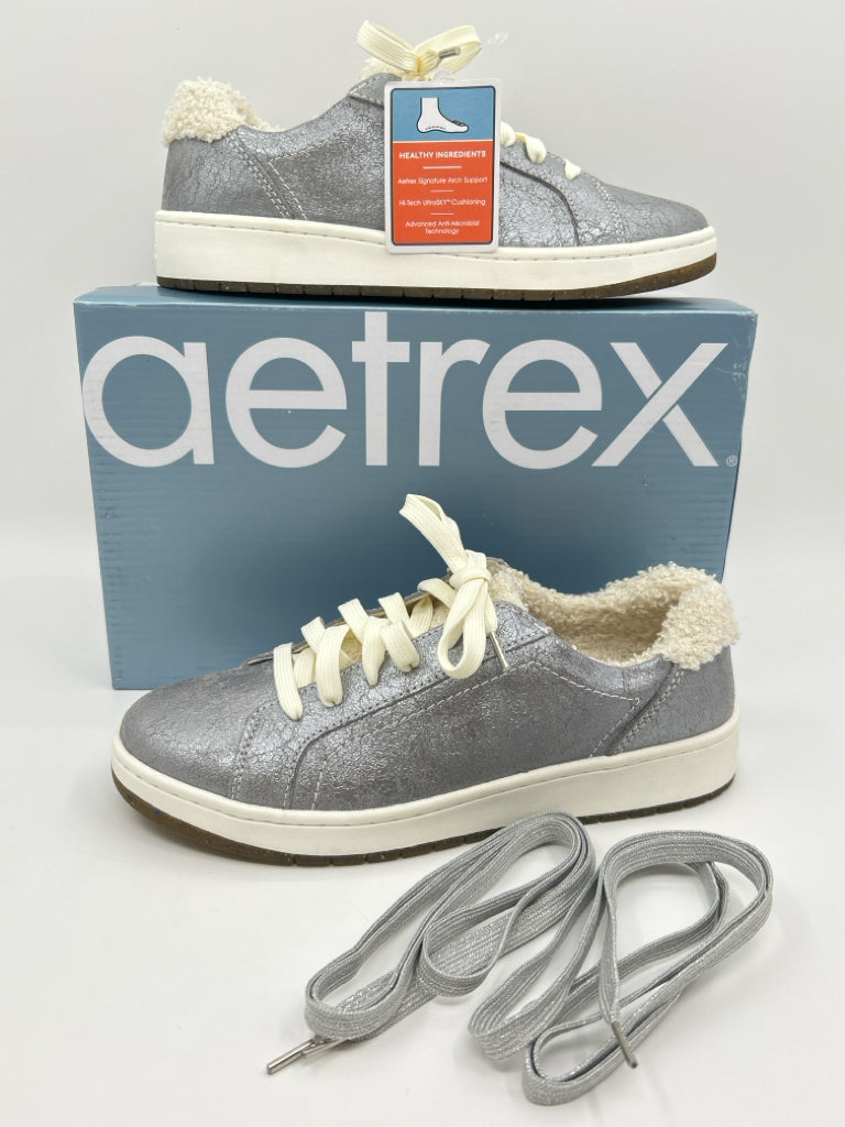 AETREX NIB Women Size 7 METALLIC SILVER Sneakers