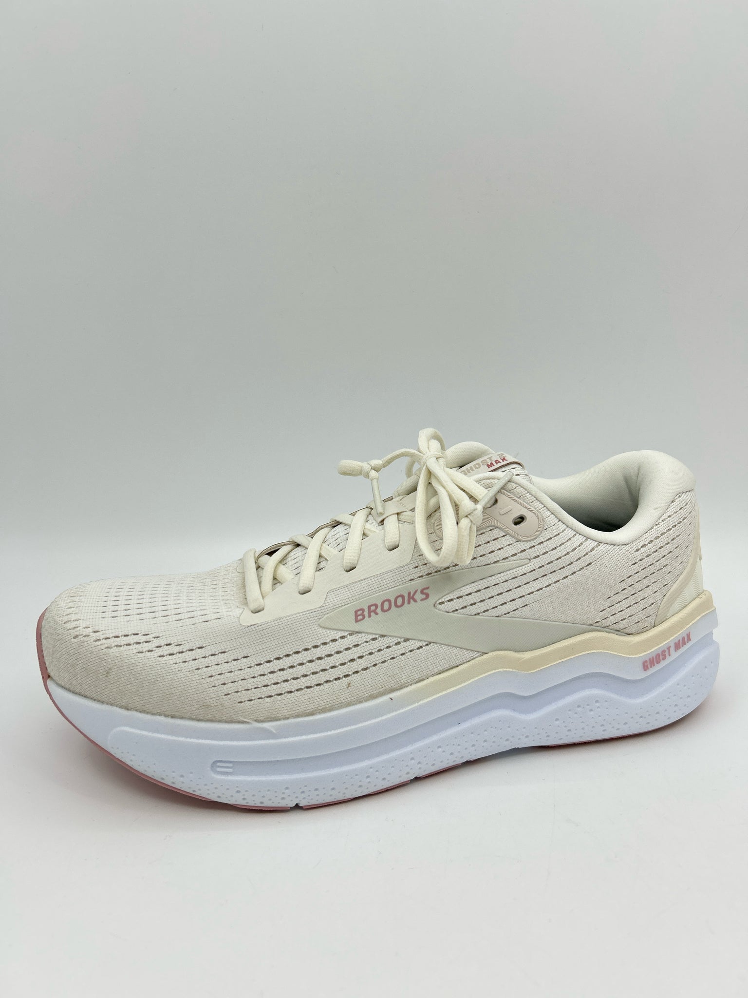 BROOKS NWOB Size 11 Cream Women Sneakers