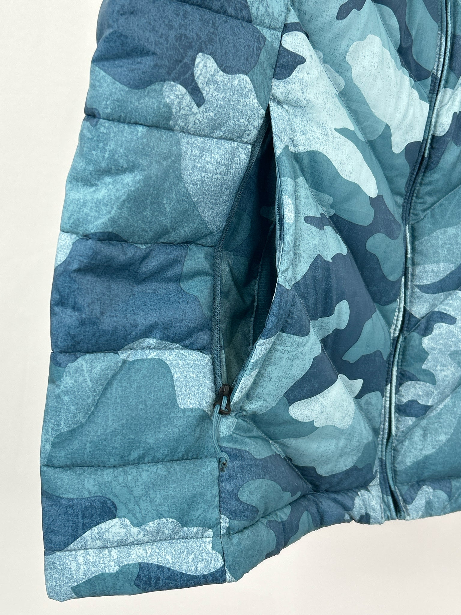 THE NORTH FACE Size L Blue Camo Women Vest NWT