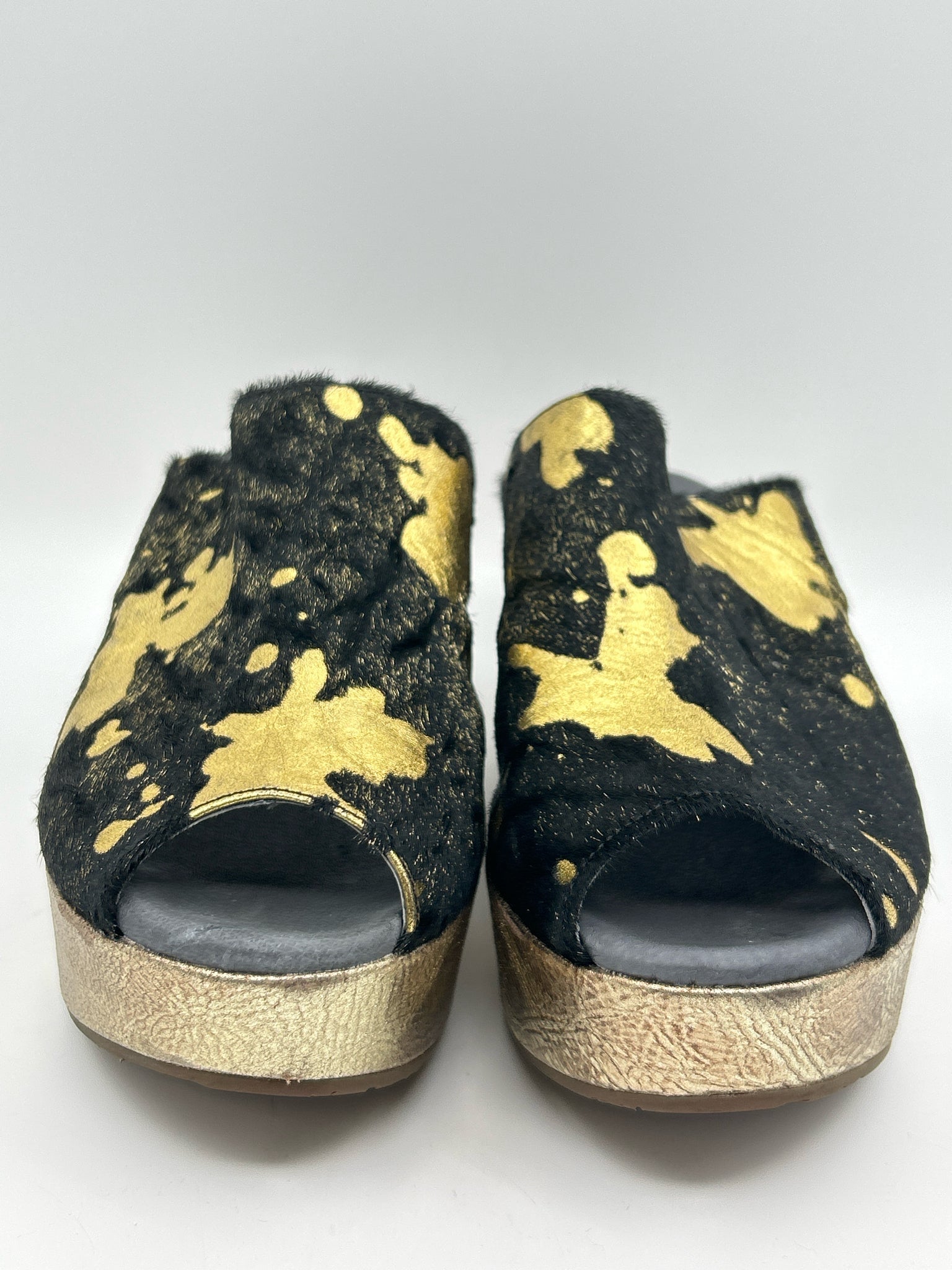 CHOCOLAT BLU Size 11M BLACK AND GOLD Women Sandal