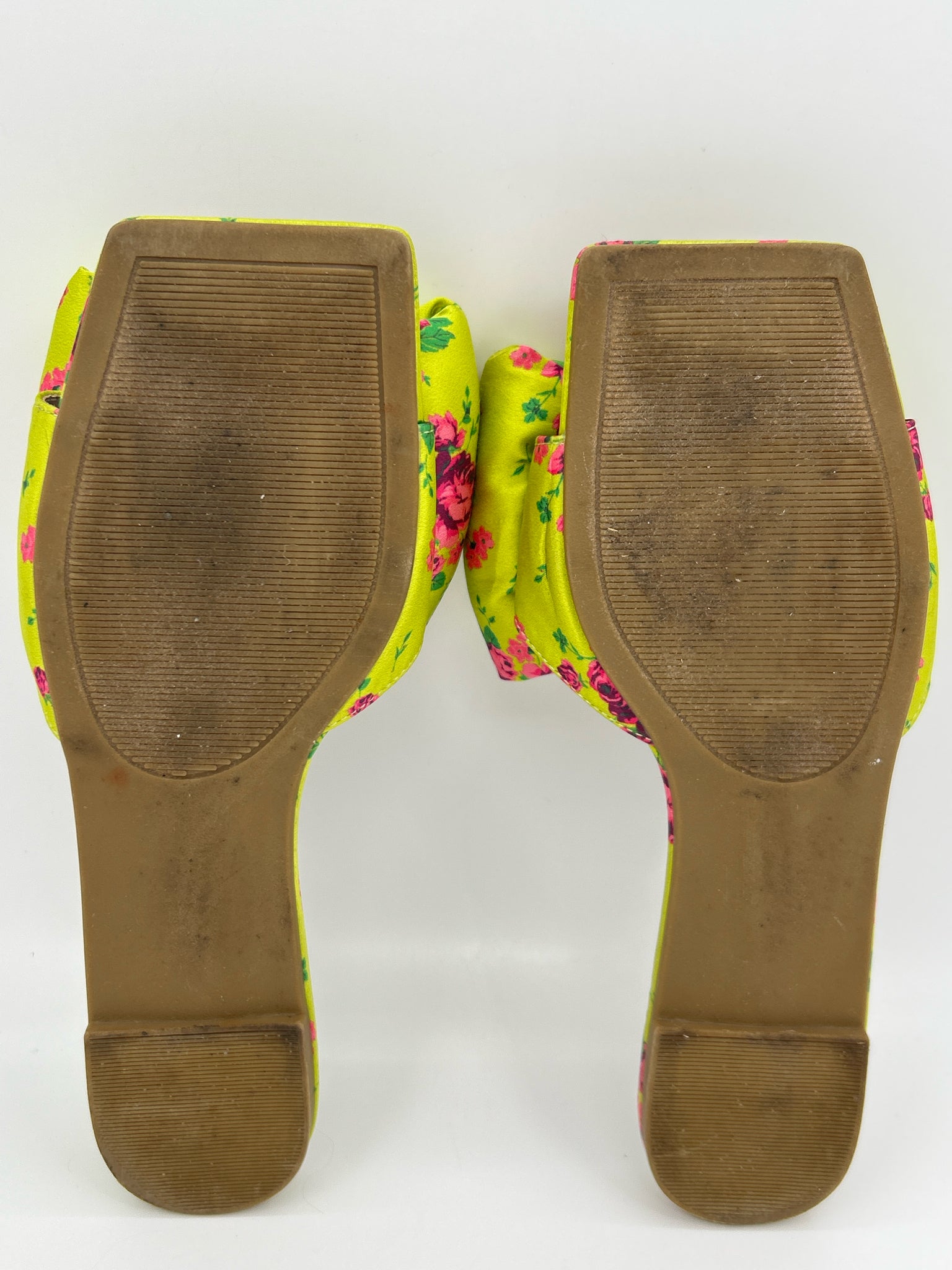 BETSEY JOHNSON Size 8.5M Chartreuse Women Sandal