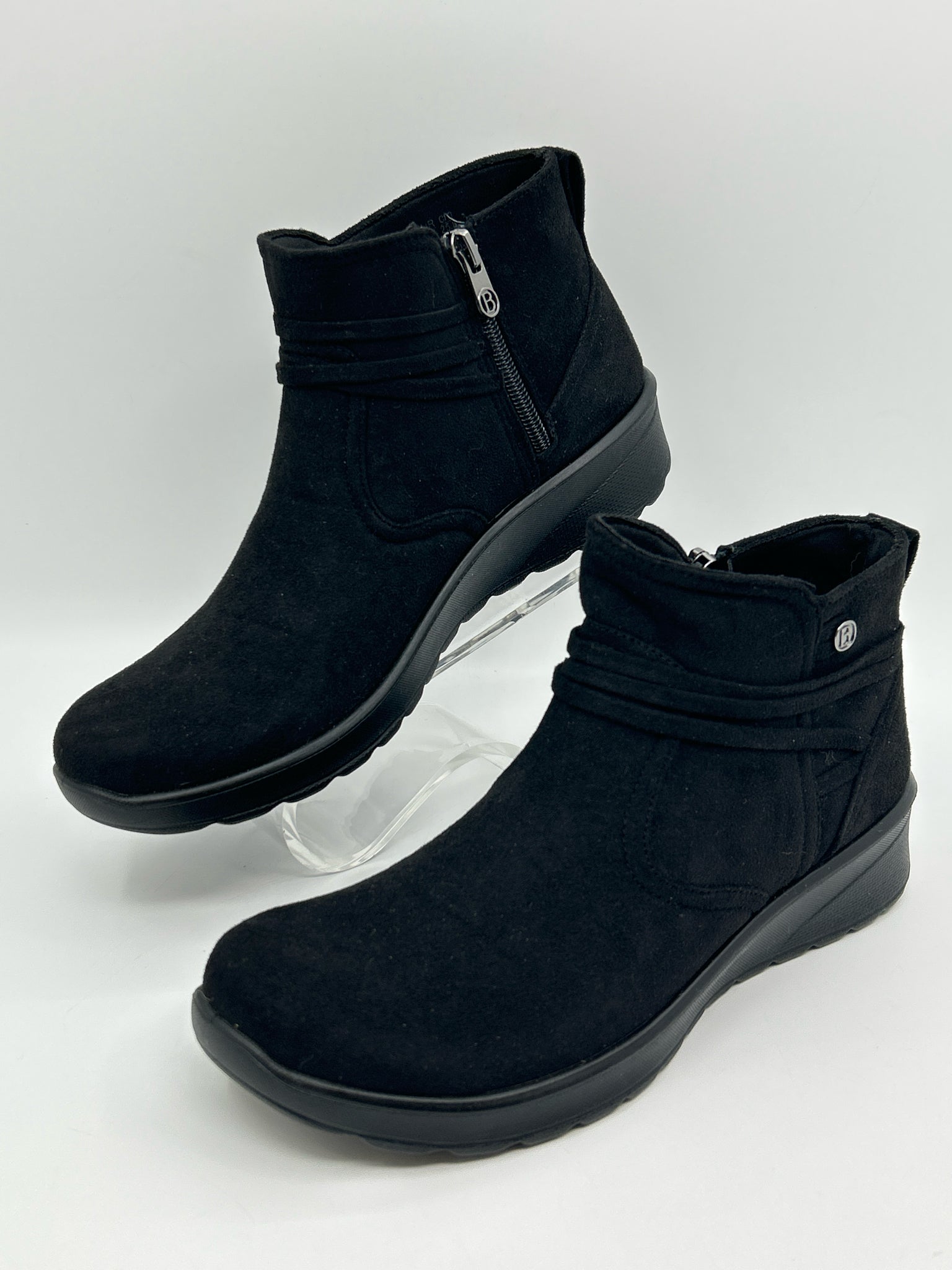 BZEES NWOB Size 9.5M Black Women Booties