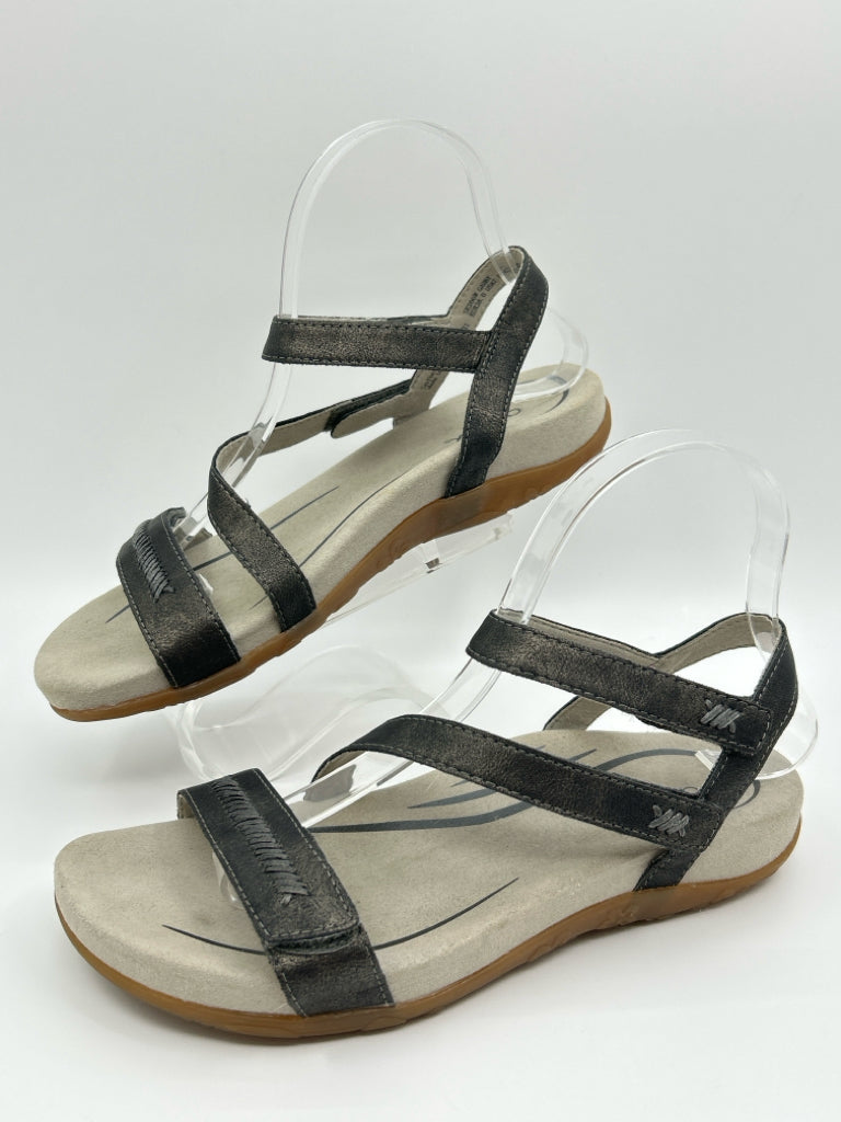 AETREX Size 5.5/6 Pewter Women's Sandal