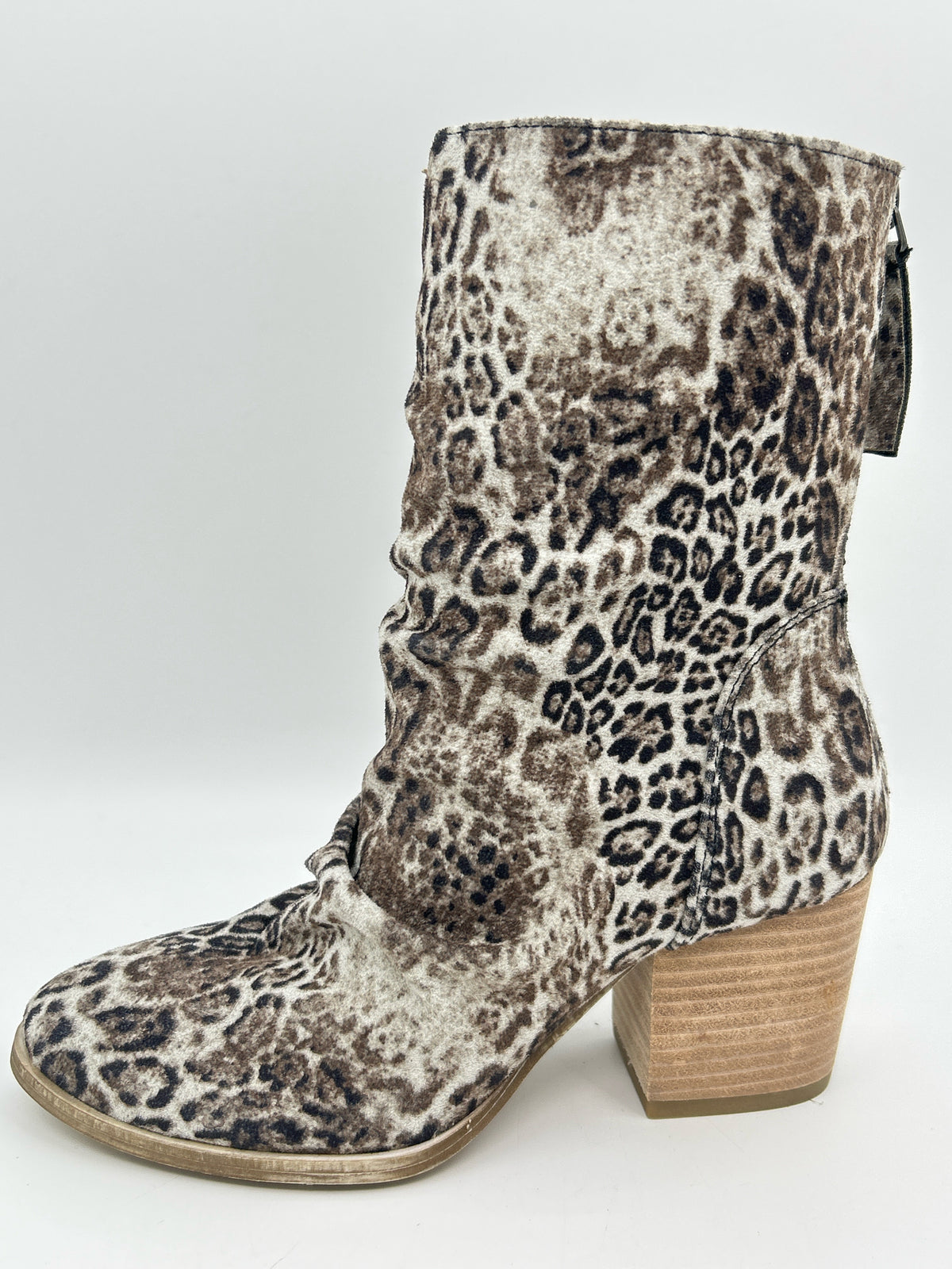 VERY G Size 6 black and grey Women Booties