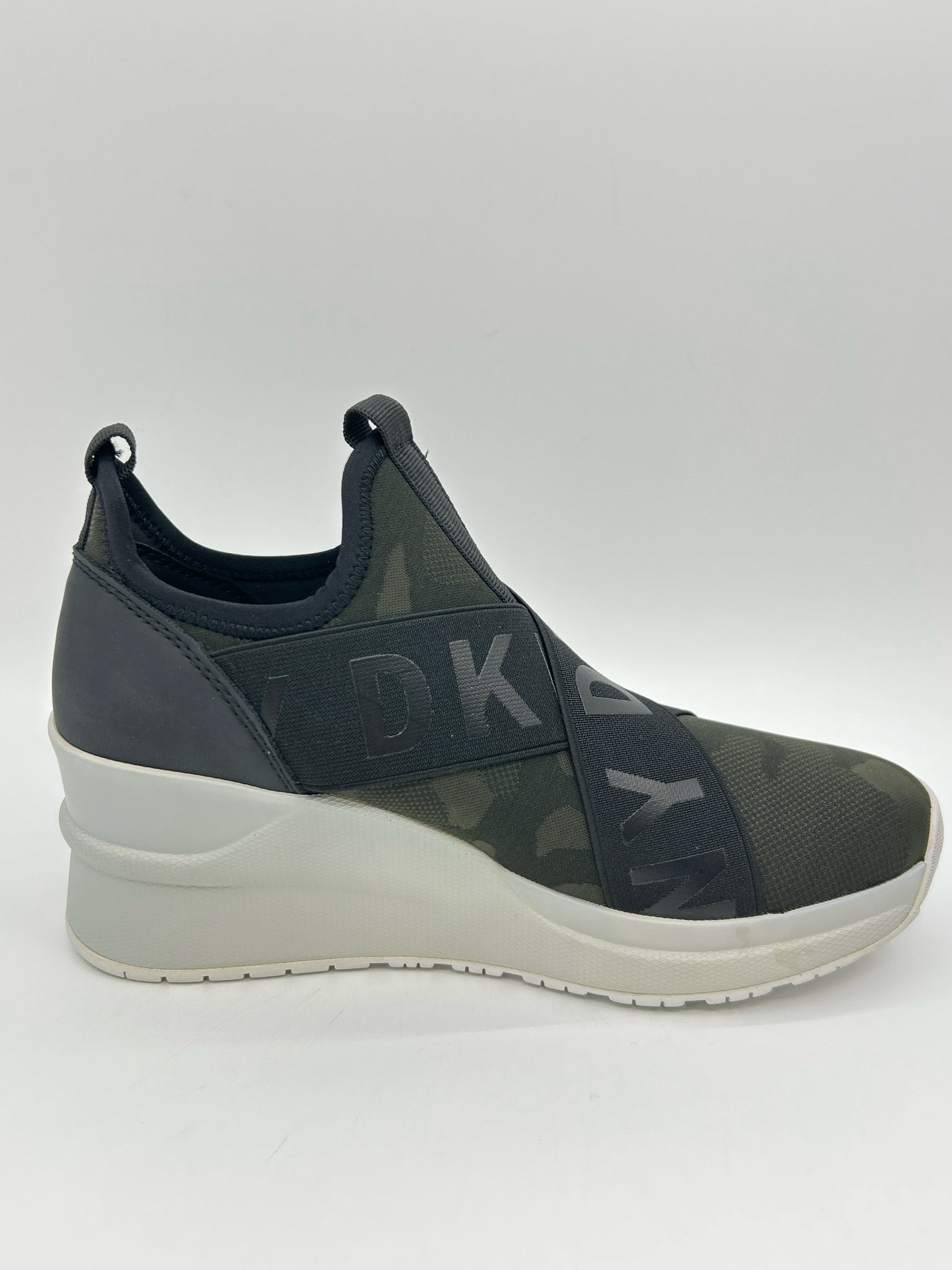 DKNY Size 7.5 CAMO Women Sneakers