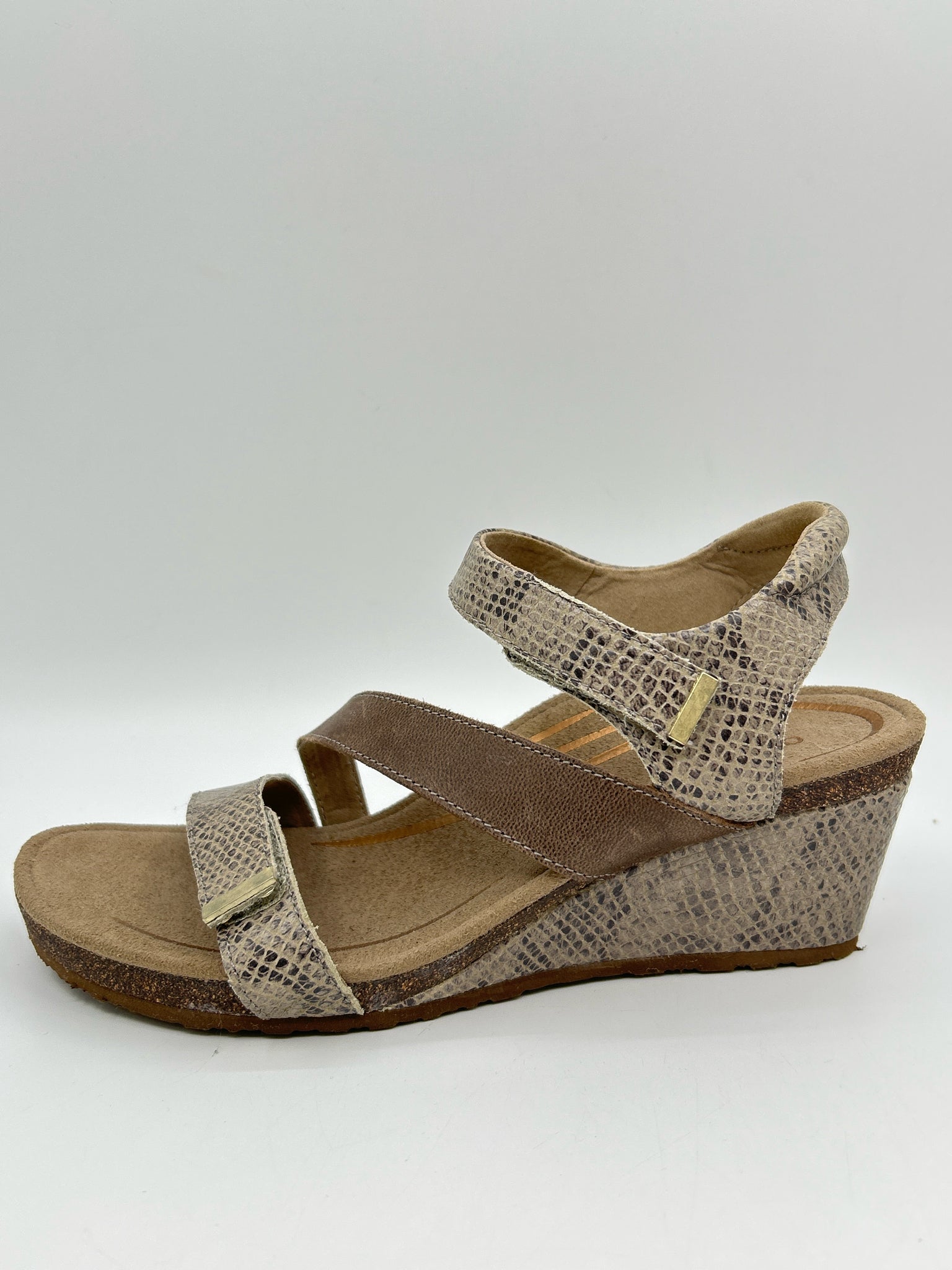 AETREX Size 8.5 Tan Women Sandal