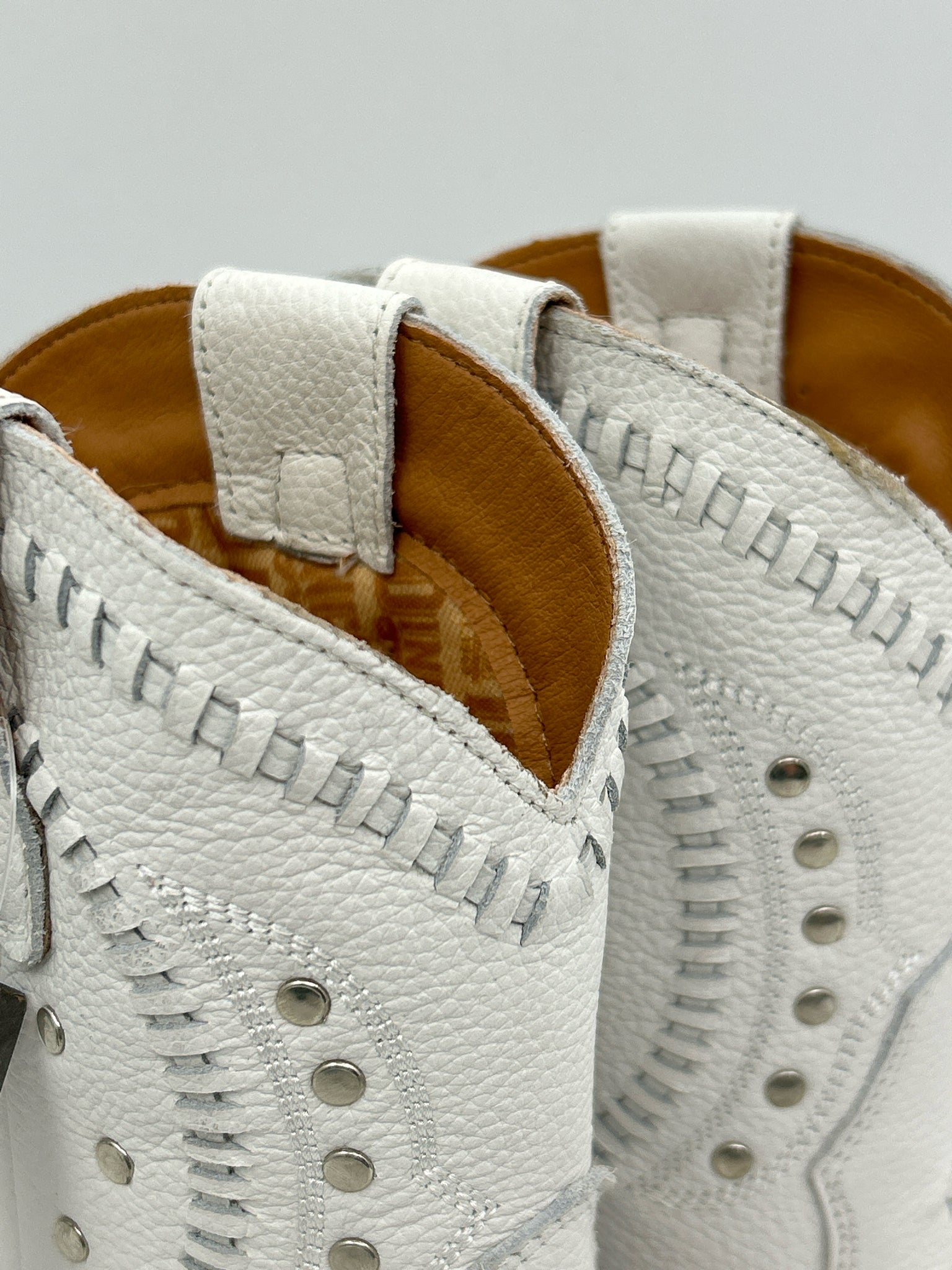 DINGO Size 7.5M White Women Booties