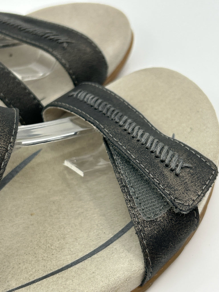 AETREX Size 5.5/6 Pewter Women's Sandal