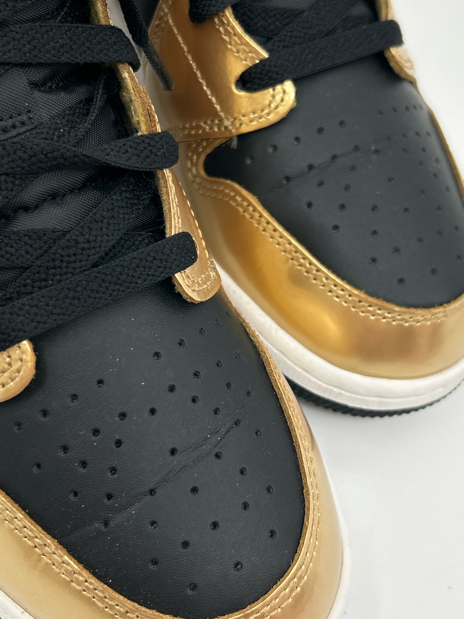 NIKE Size 8.5 BLACK & GOLD Women Sneakers