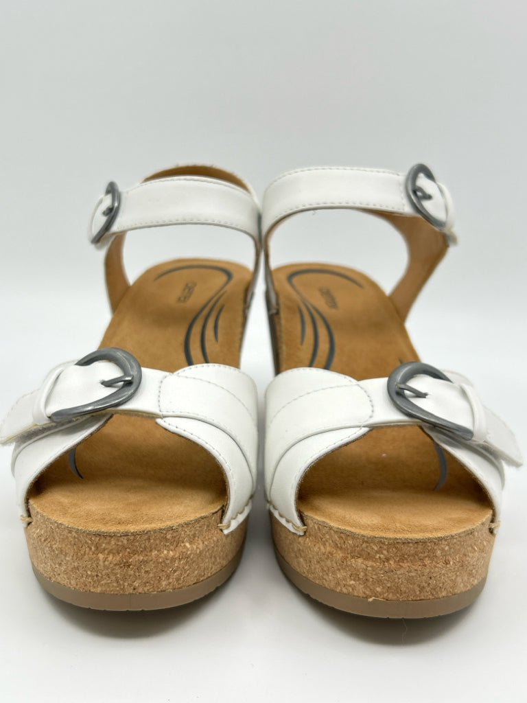 AETREX Size 9/9.5 White Women's Sandal
