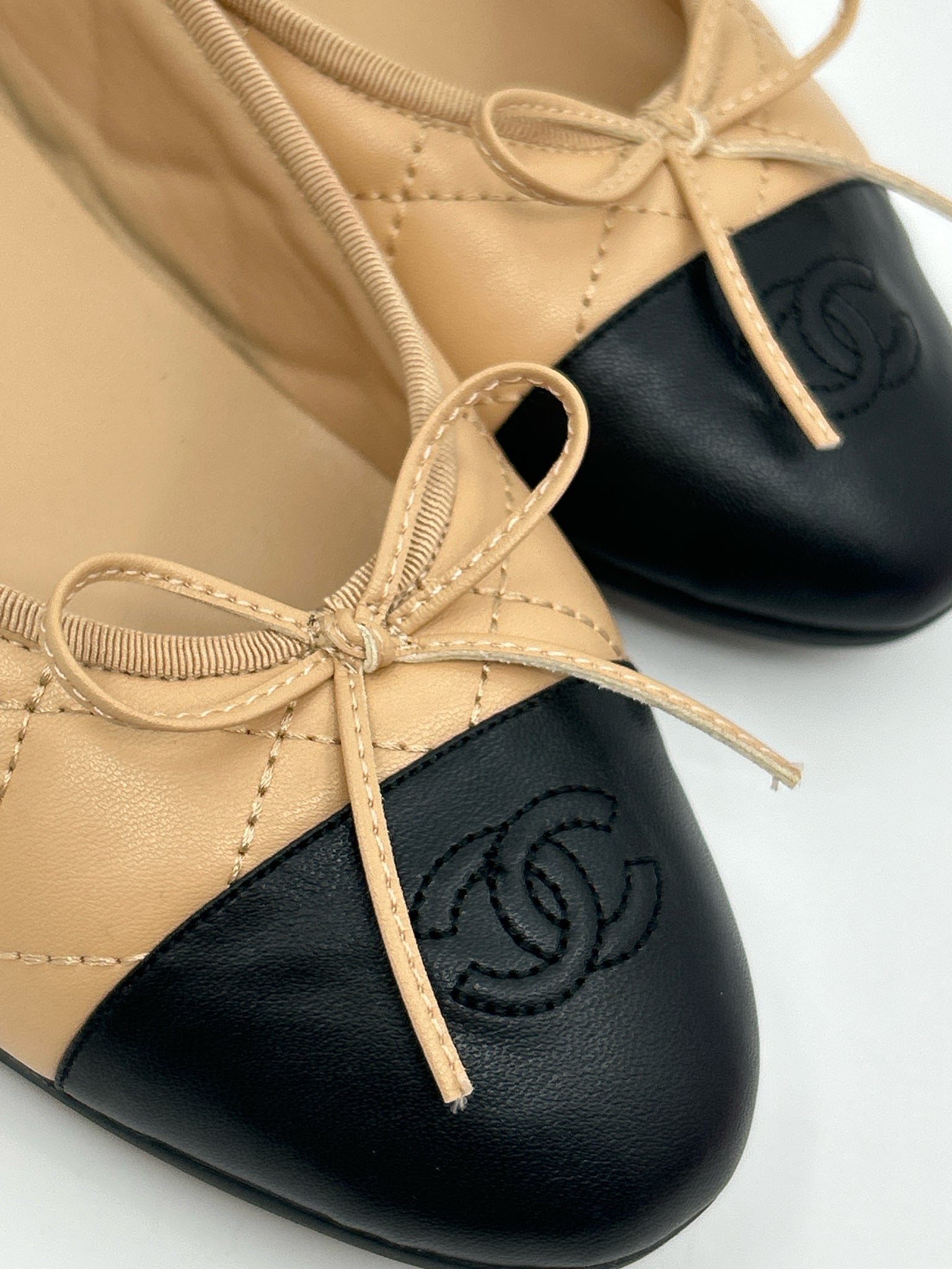 CHANEL Size 41 Beige & Black Women Flats