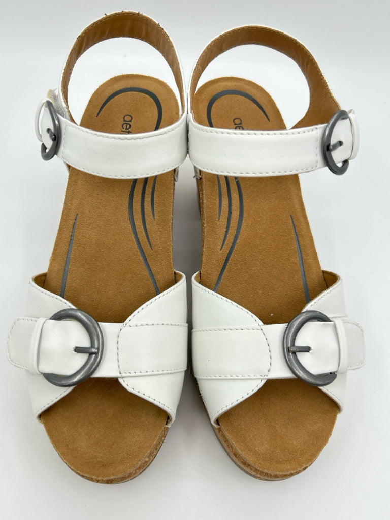 AETREX Size 9/9.5 White Women's Sandal