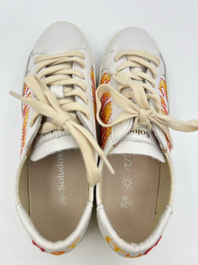 SOLUDOS Size 8 White Print Women's Sneakers