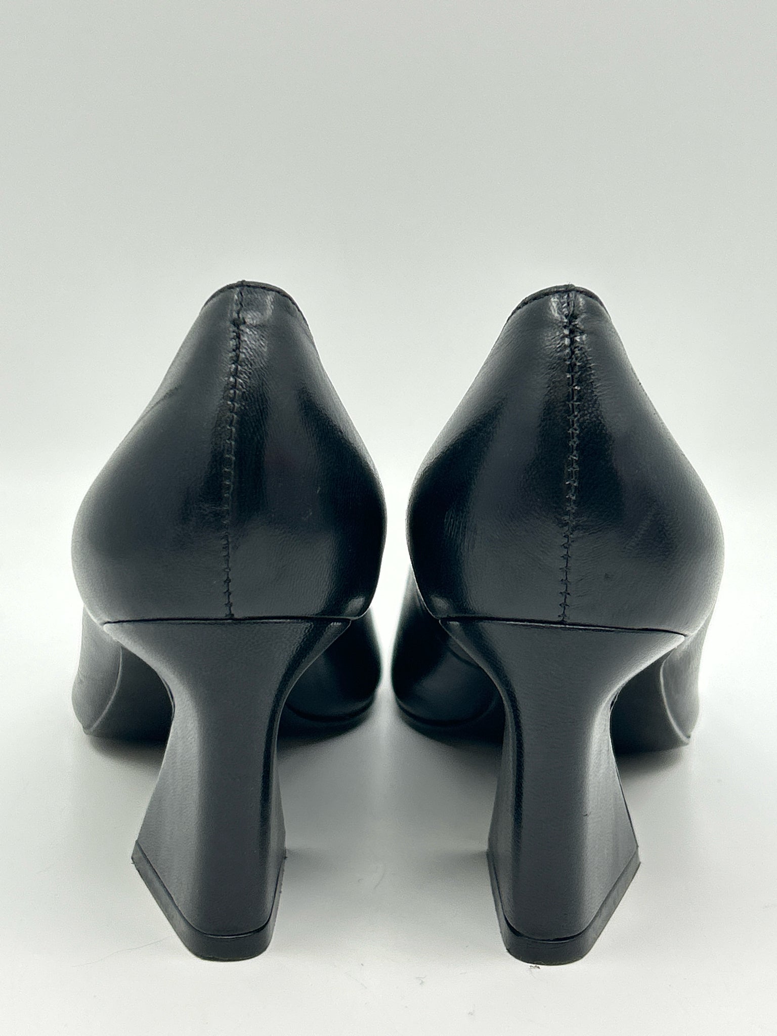 VINCE CAMUTO Size 6M Black Women Pumps