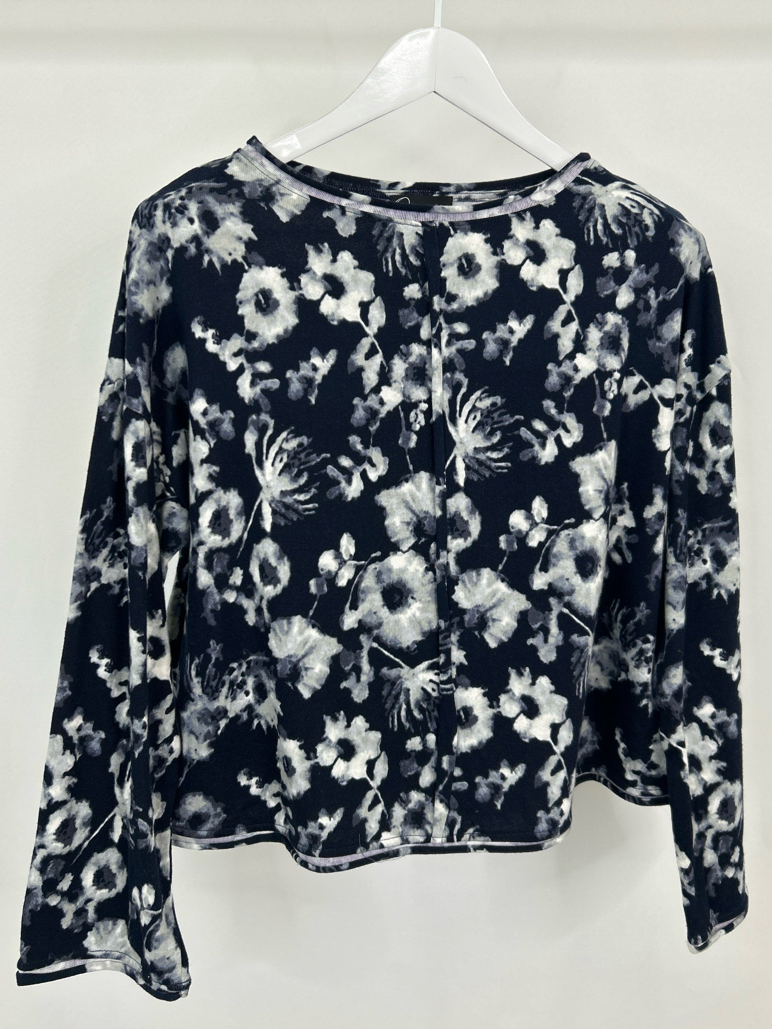 OLIVIA BY HABITAT CLOTHES Size S Navy Floral Women Pullover NWT