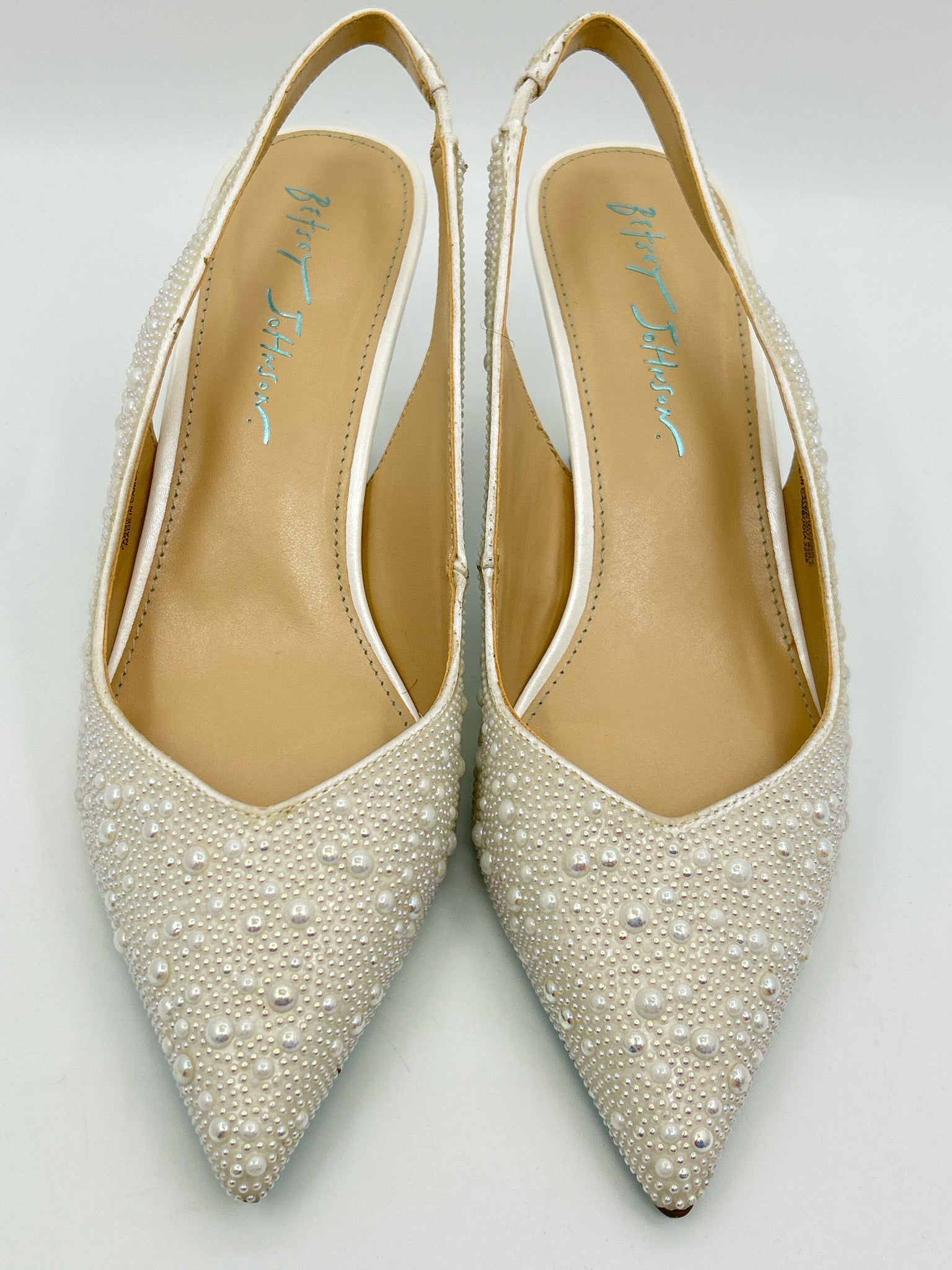 BETSEY JOHNSON NIB Size 7.5M Ivory Women Pumps
