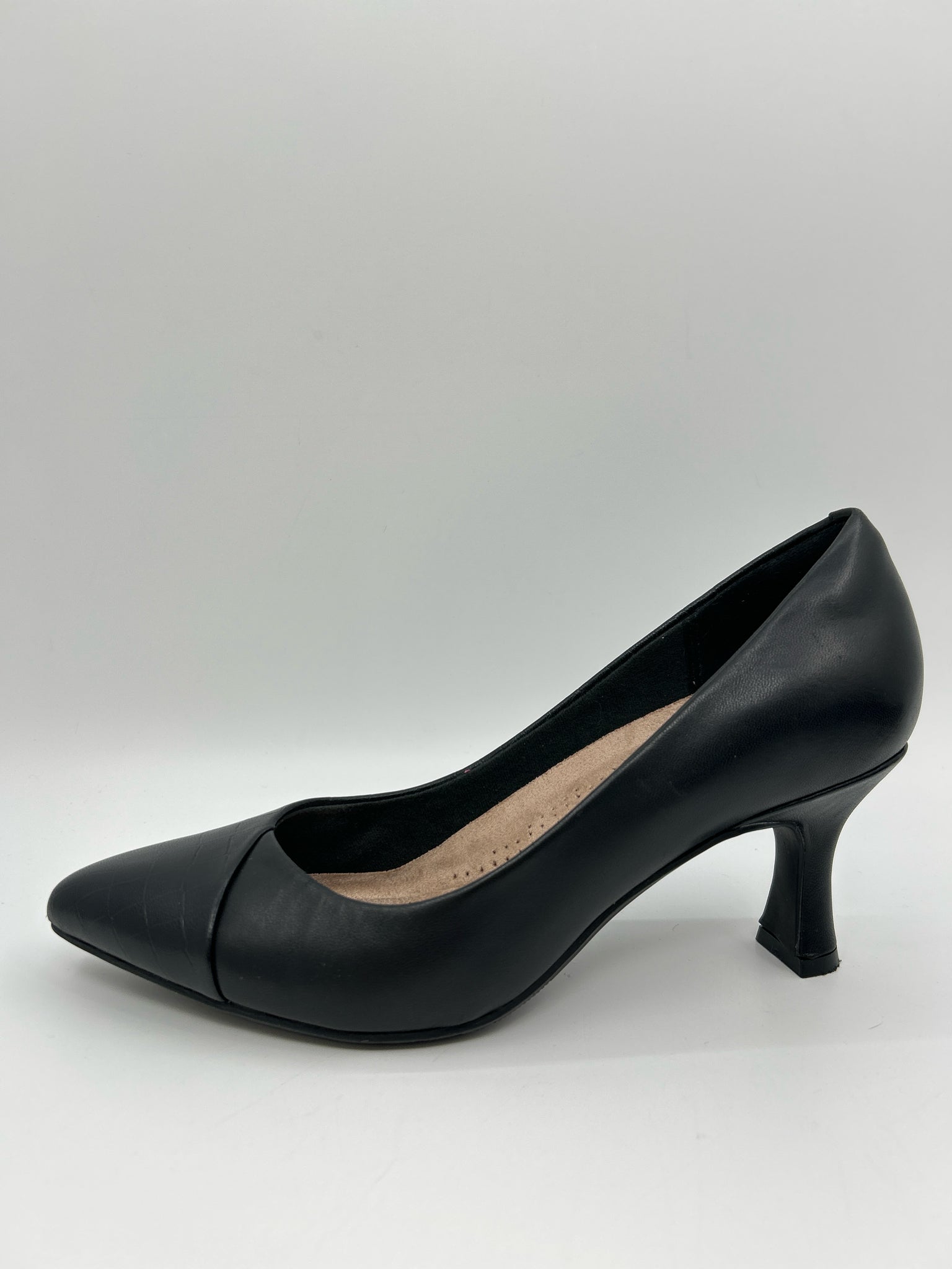 CLARKS Size 9 Black Women Pumps