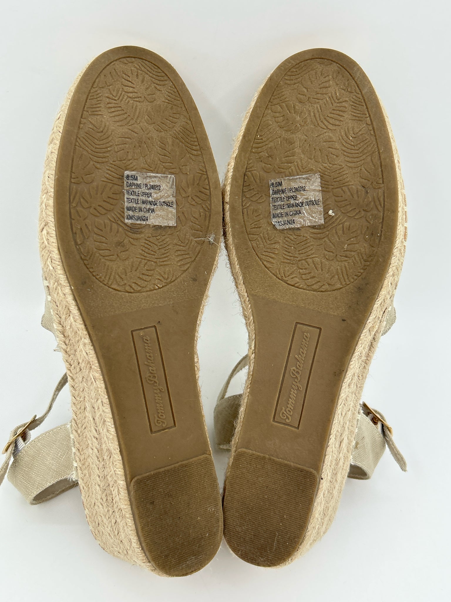 TOMMY BAHAMA Size 8.5M Beige Women Sandal