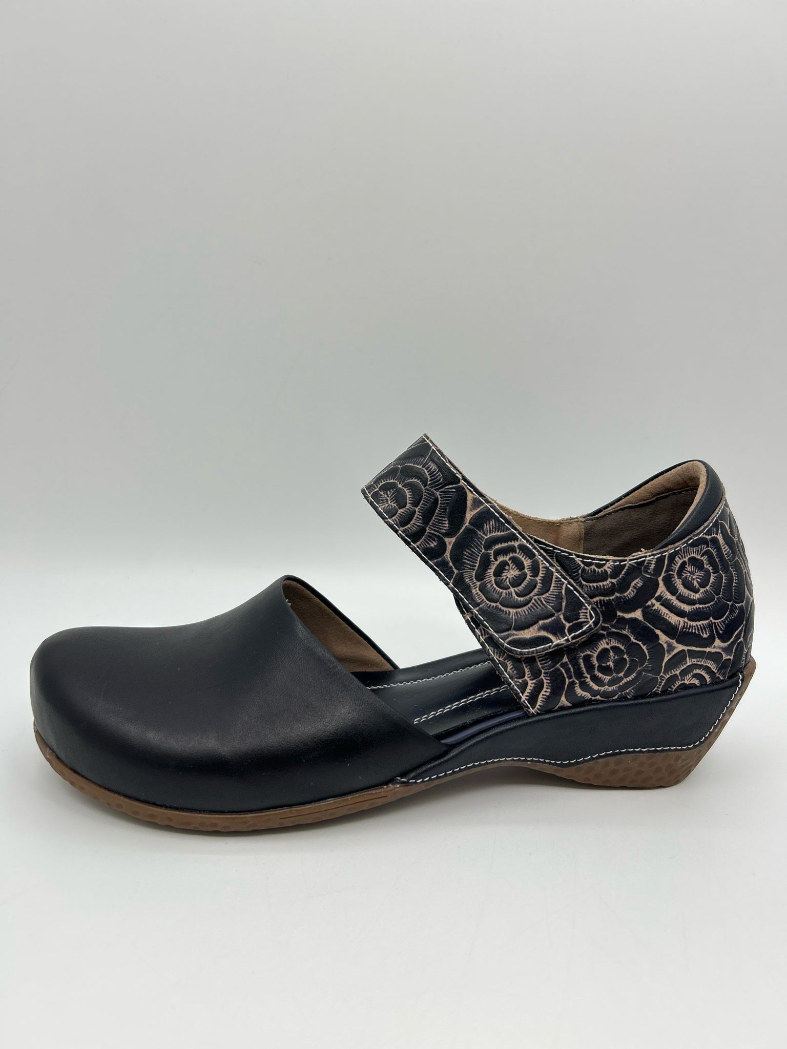 L'ARTISTE Size 9.5/10 BLACK AND TAUPE Women Shoes