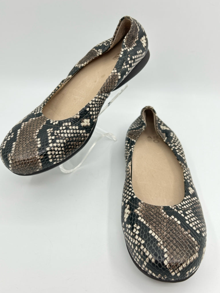 ABEO Women Size 9.5 Brown Print Flats