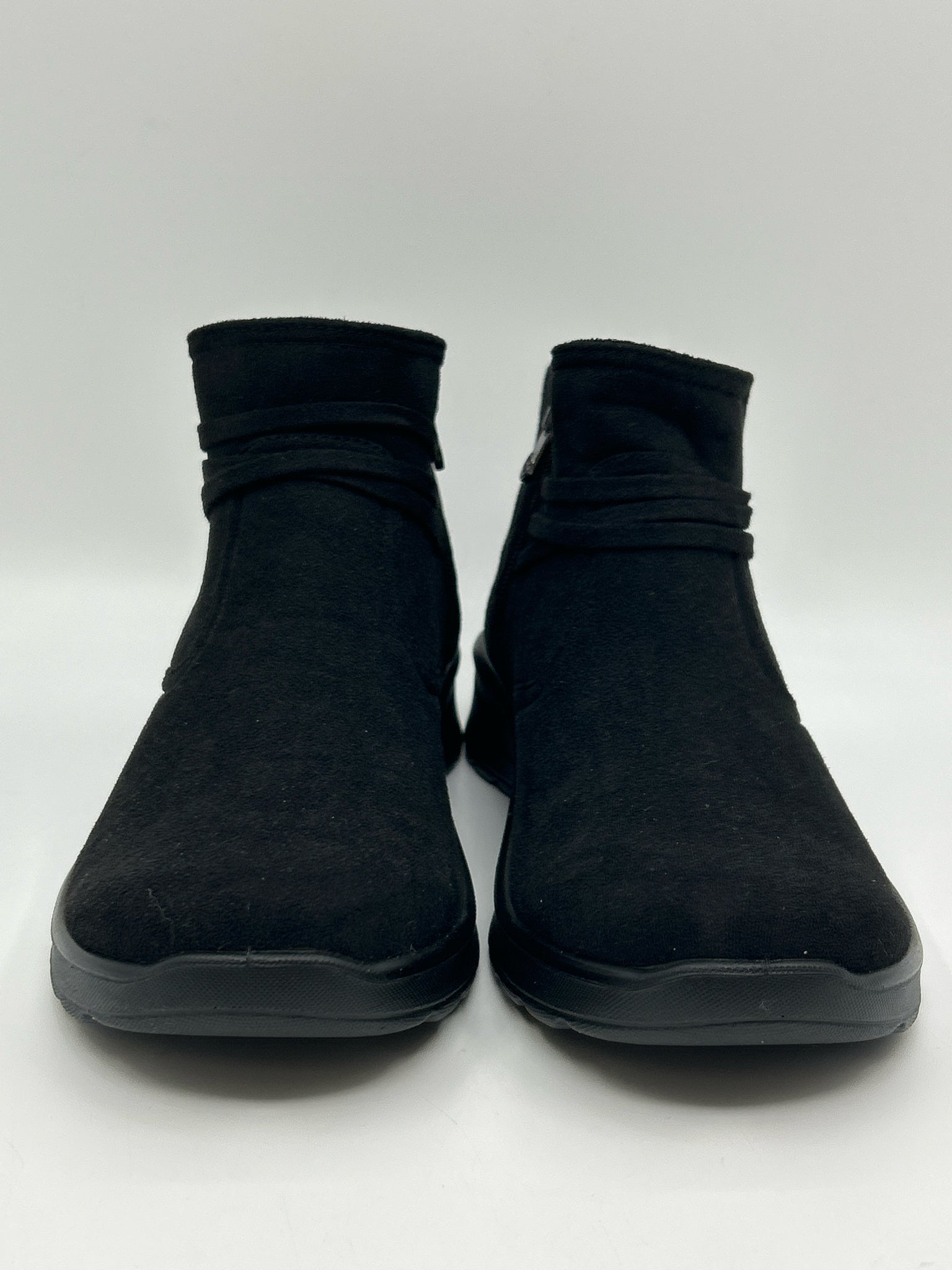 BZEES NWOB Size 9.5M Black Women Booties