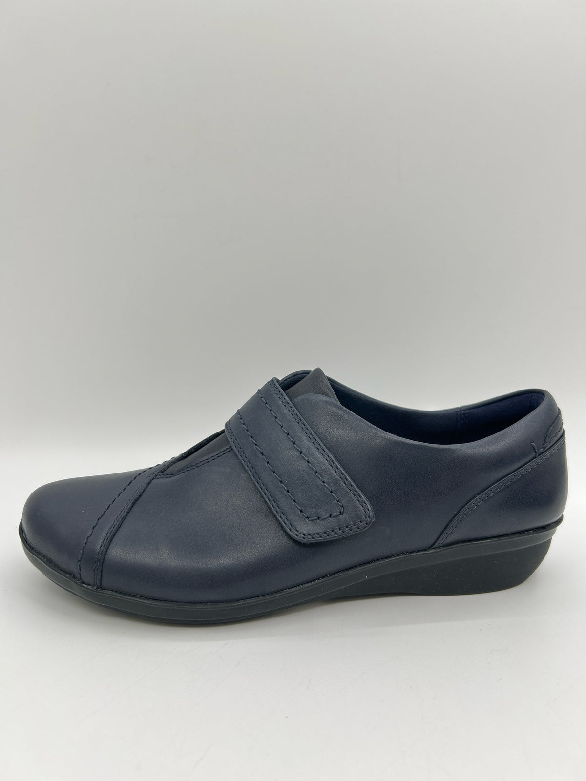 CLARKS COLLECTION NWOB Size 7 Navy Women Shoes