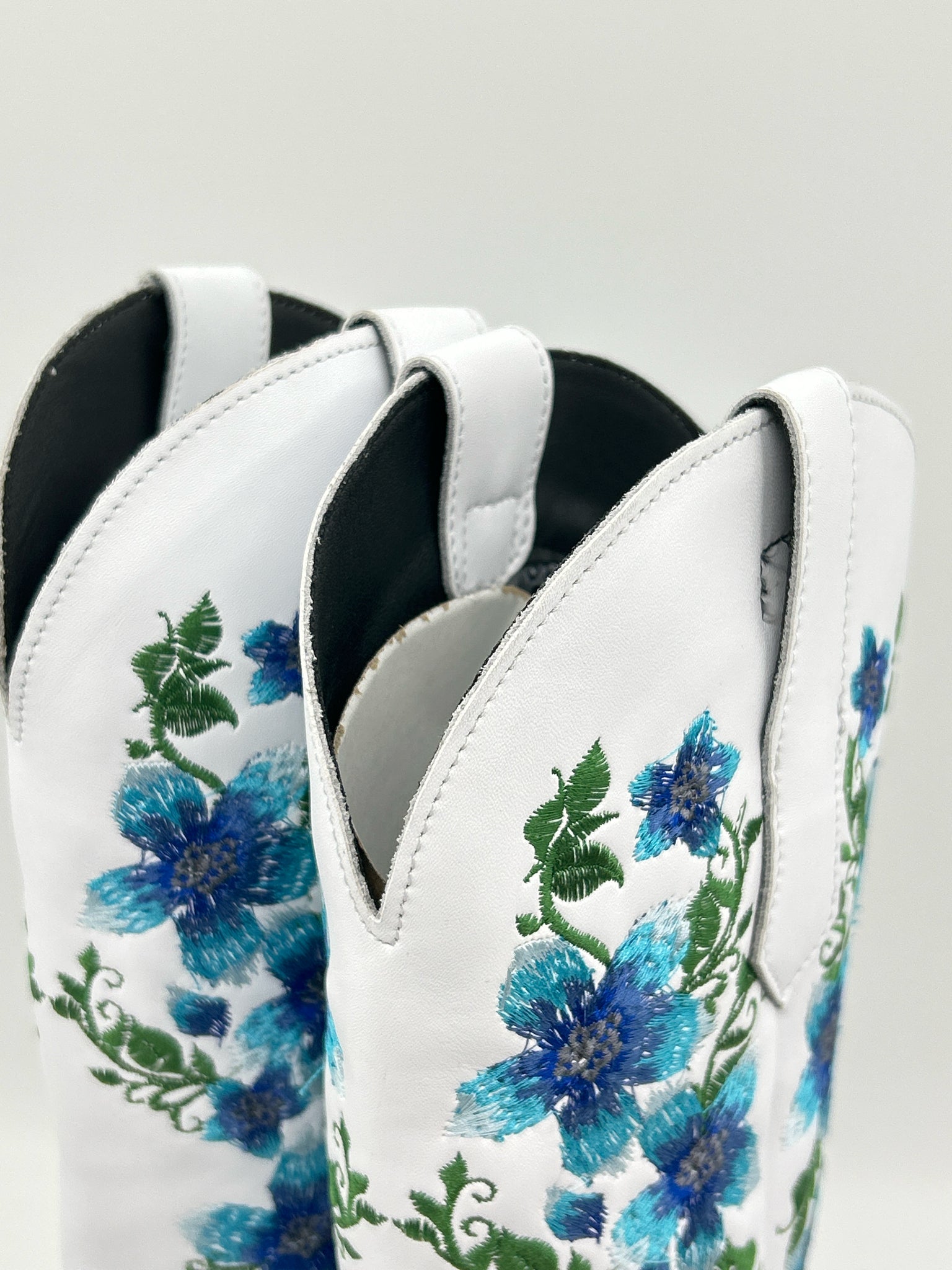 DINGO Size 7.5M White and Blue Women Boots NIB