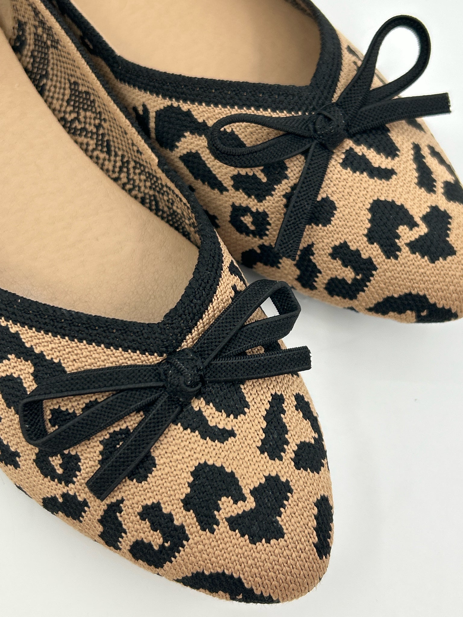 TAHARI Size 7 Tan and Black Women Flats