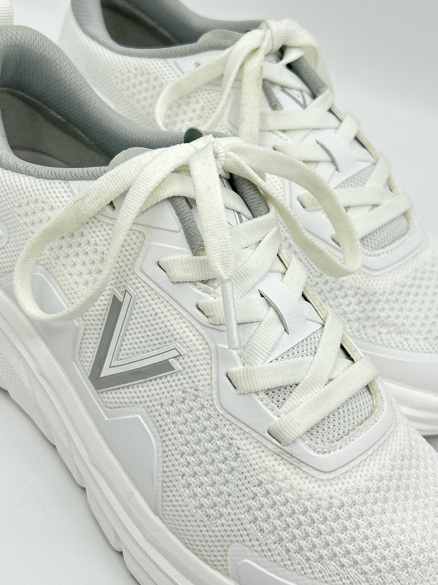 VIONIC Size 8.5 White Women Sneakers