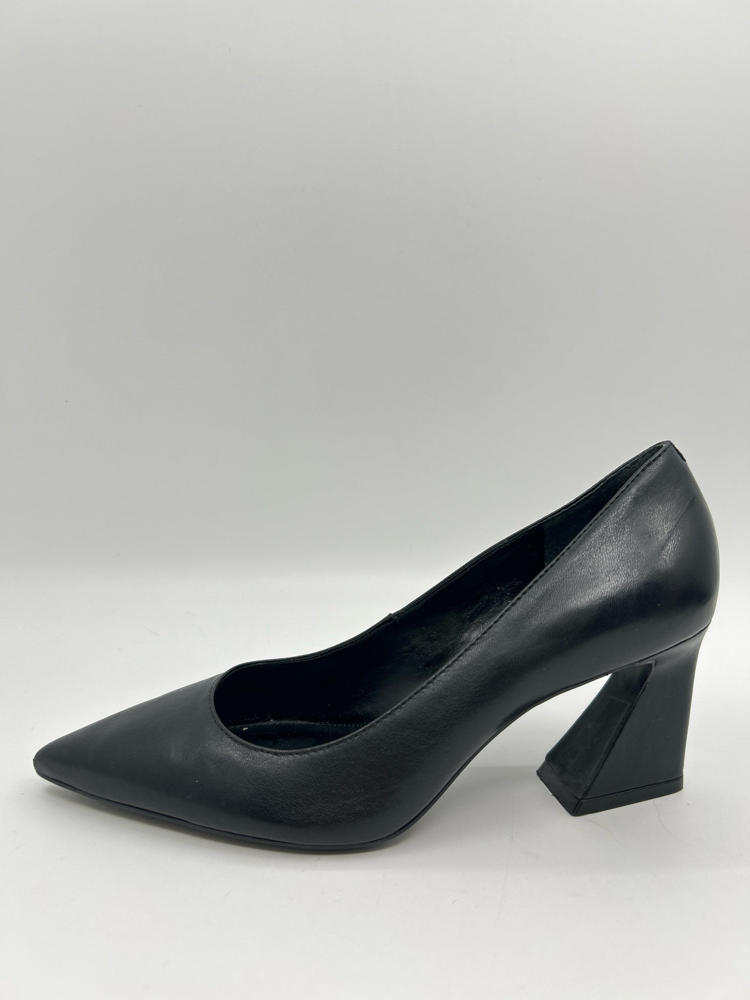 VINCE CAMUTO Size 6M Black Women Pumps