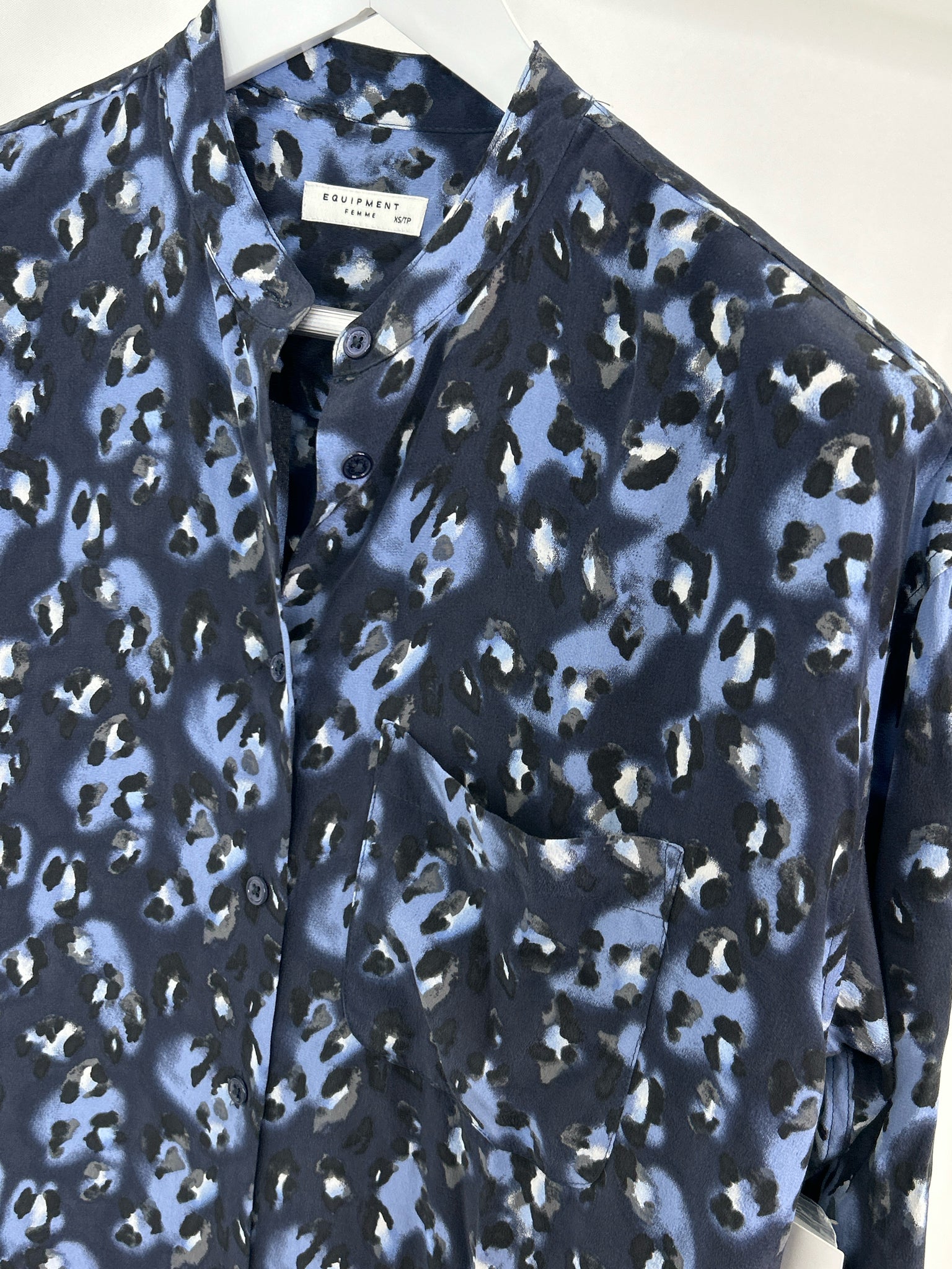EQUIPMENT Size XS/TP Navy Print Women Blouse