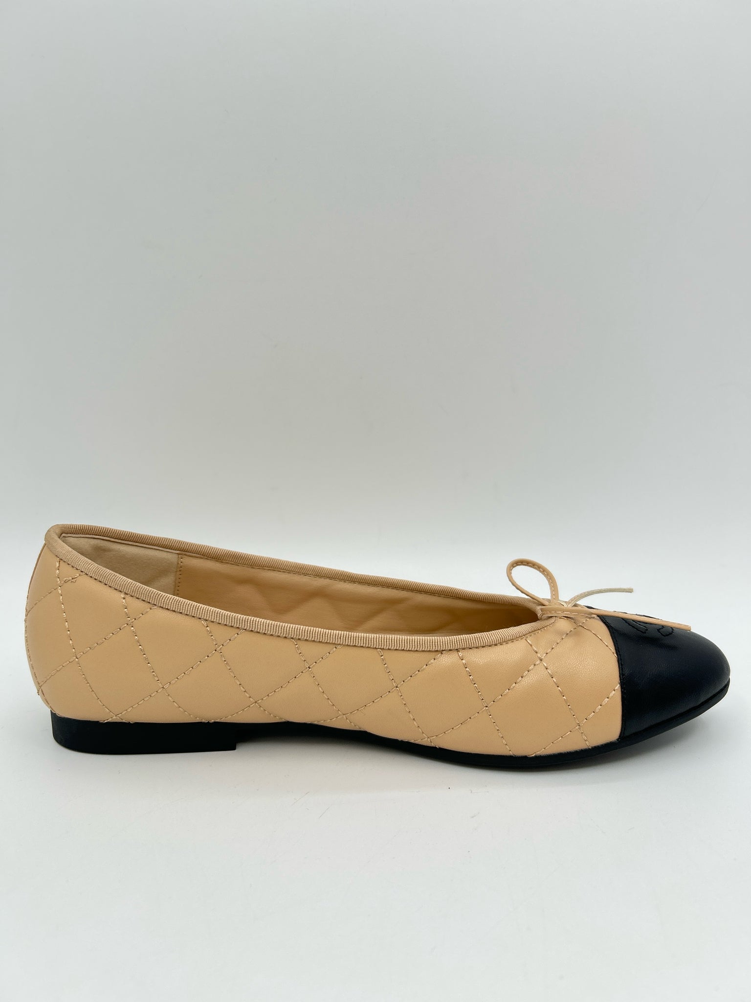 CHANEL Size 41 Beige & Black Women Flats