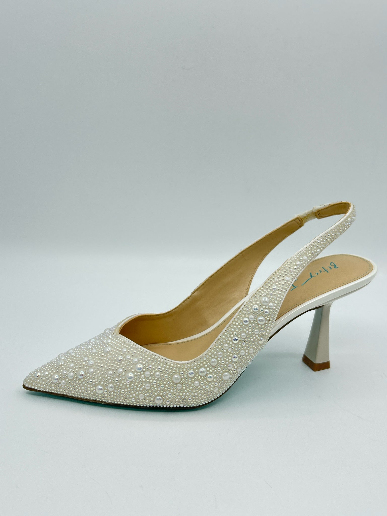 BETSEY JOHNSON NIB Size 7.5M Ivory Women Pumps