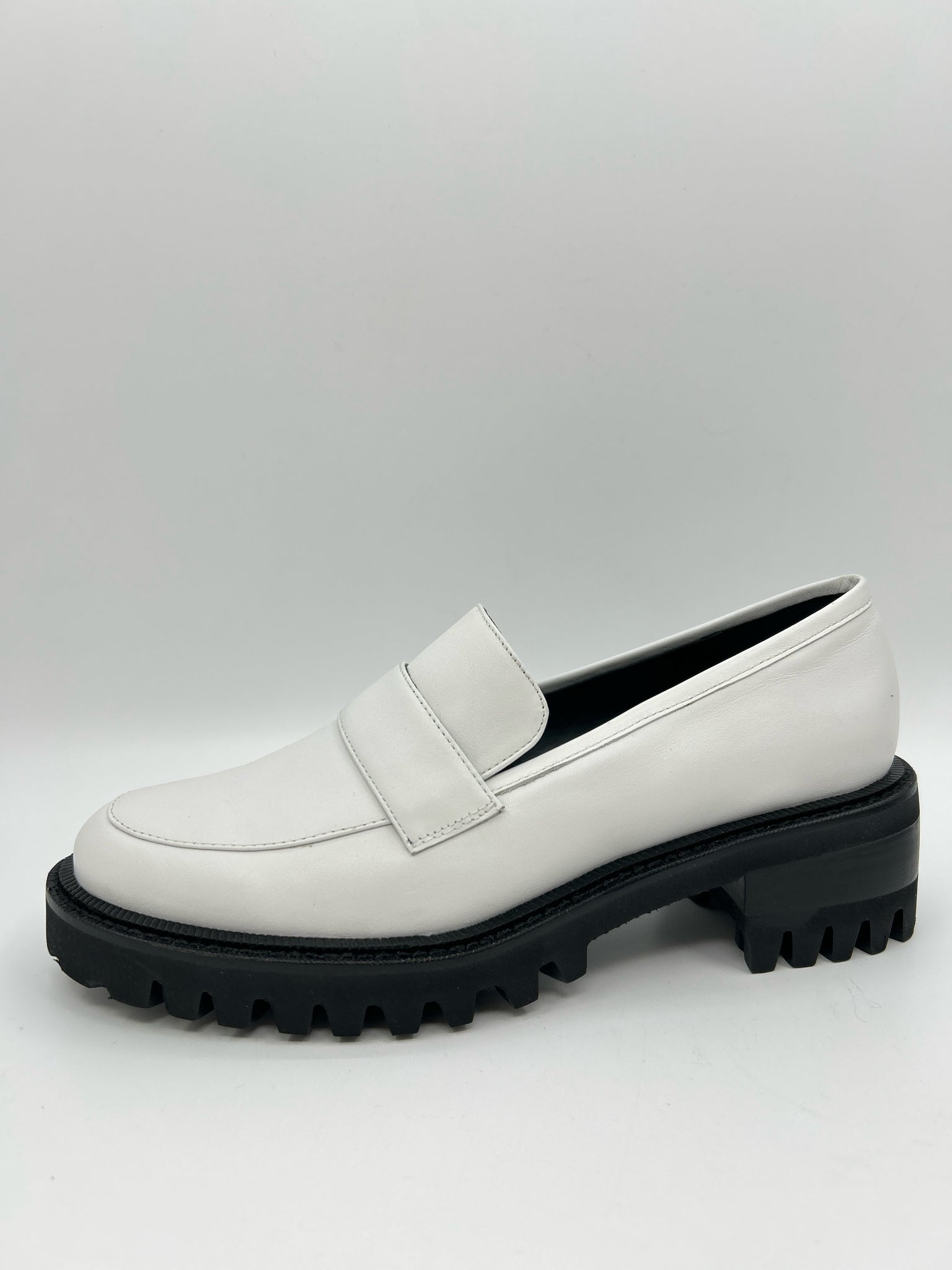 AEROSOLES Size 9M White Women Loafer