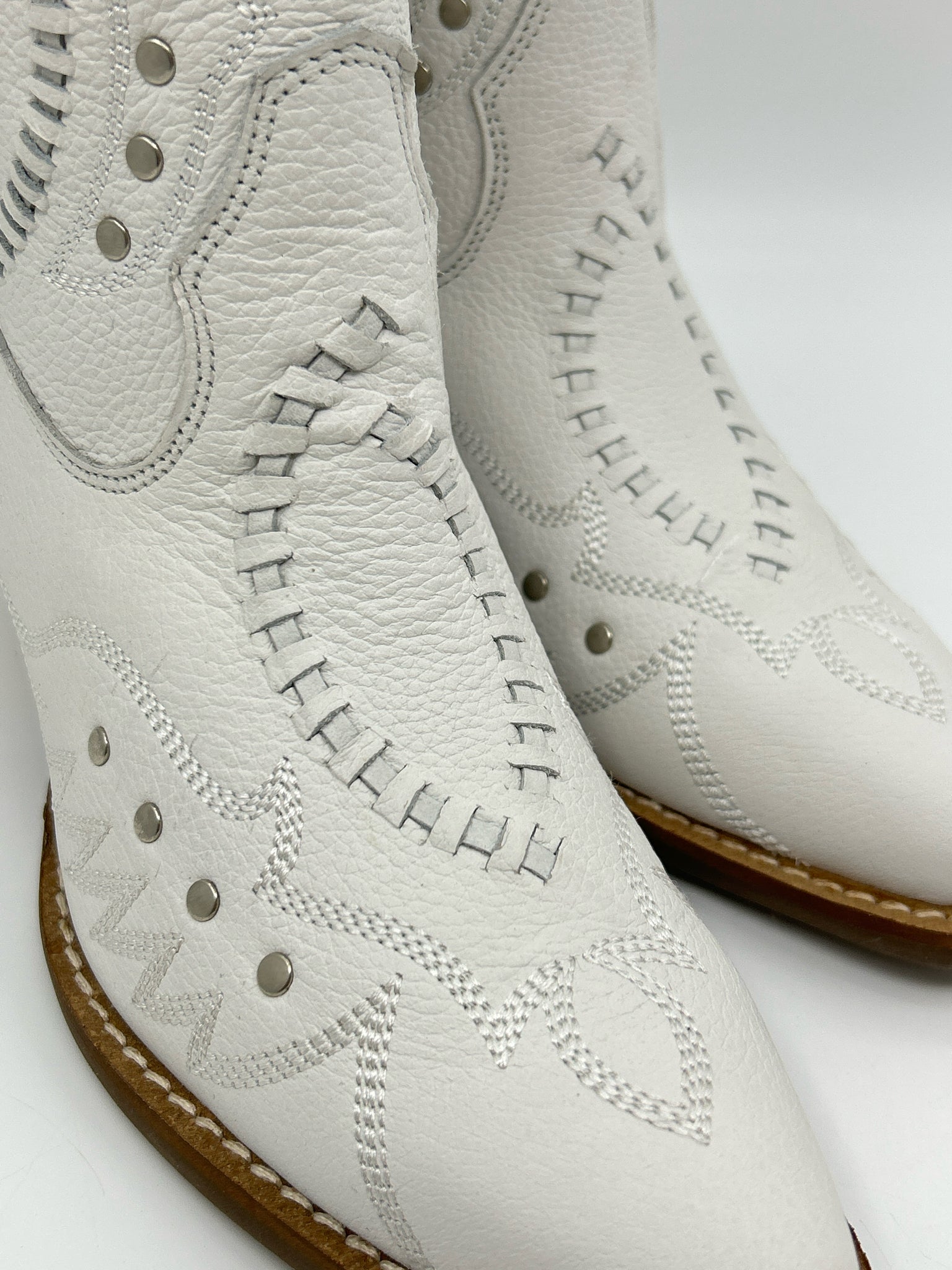 DINGO Size 7.5M White Women Booties