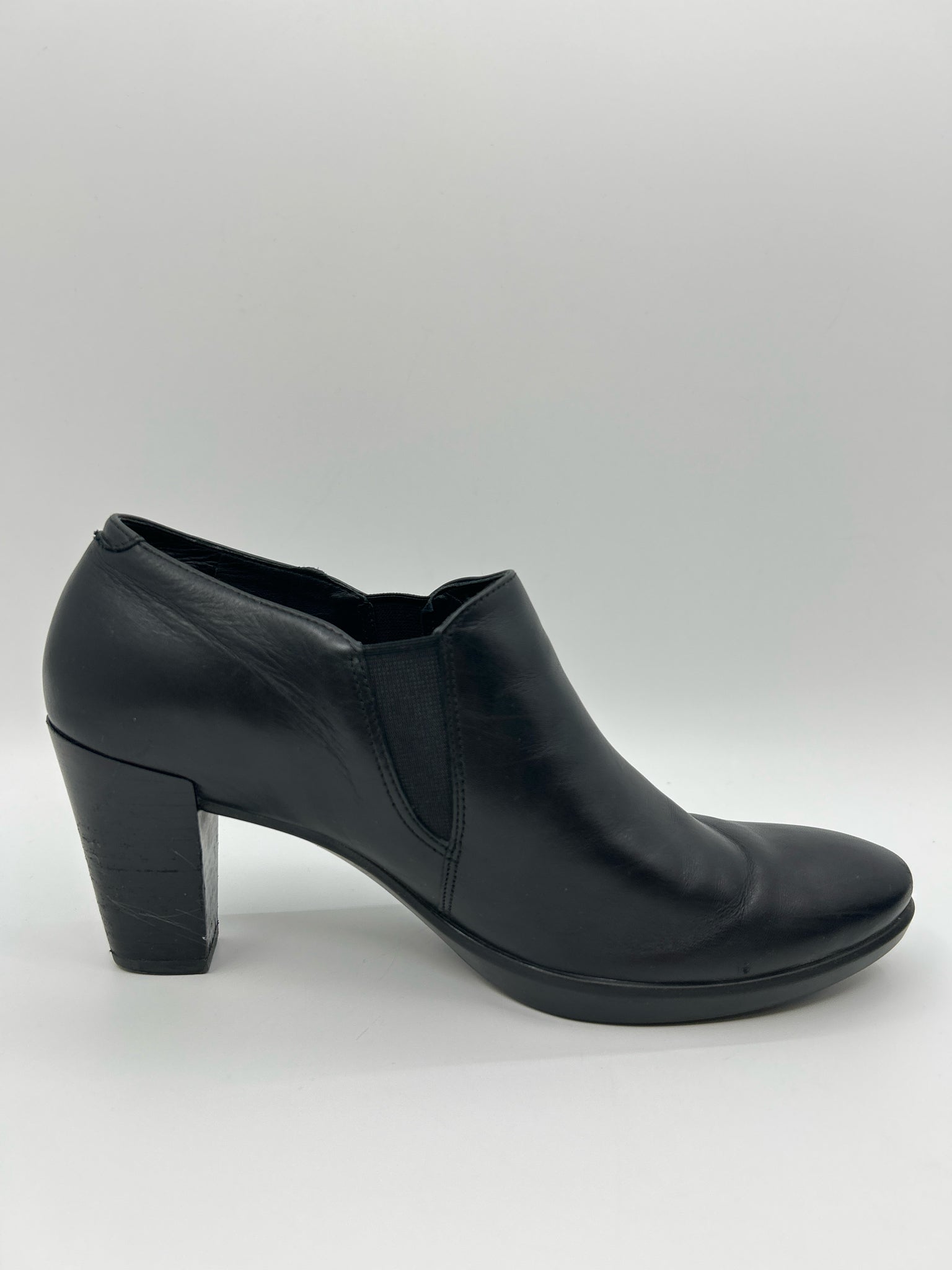 ECCO Size 9/9.5 Black Women Booties