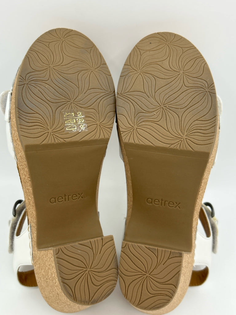 AETREX Size 9/9.5 White Women's Sandal