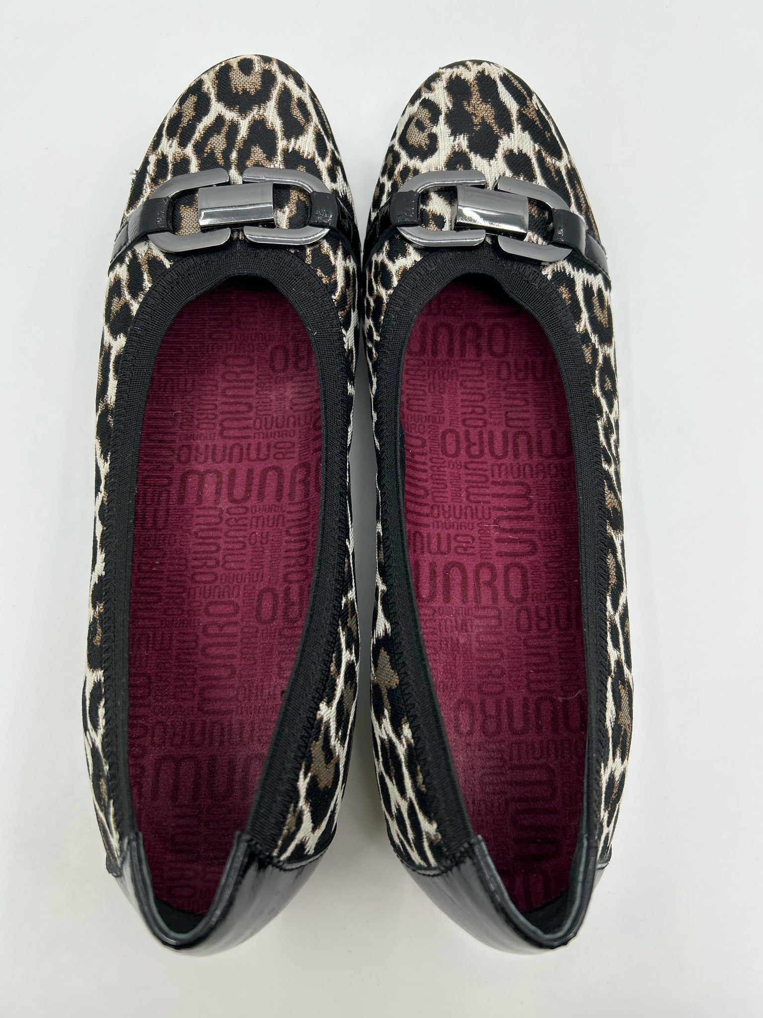 MUNRO Size 9.5N White and black Women Flats