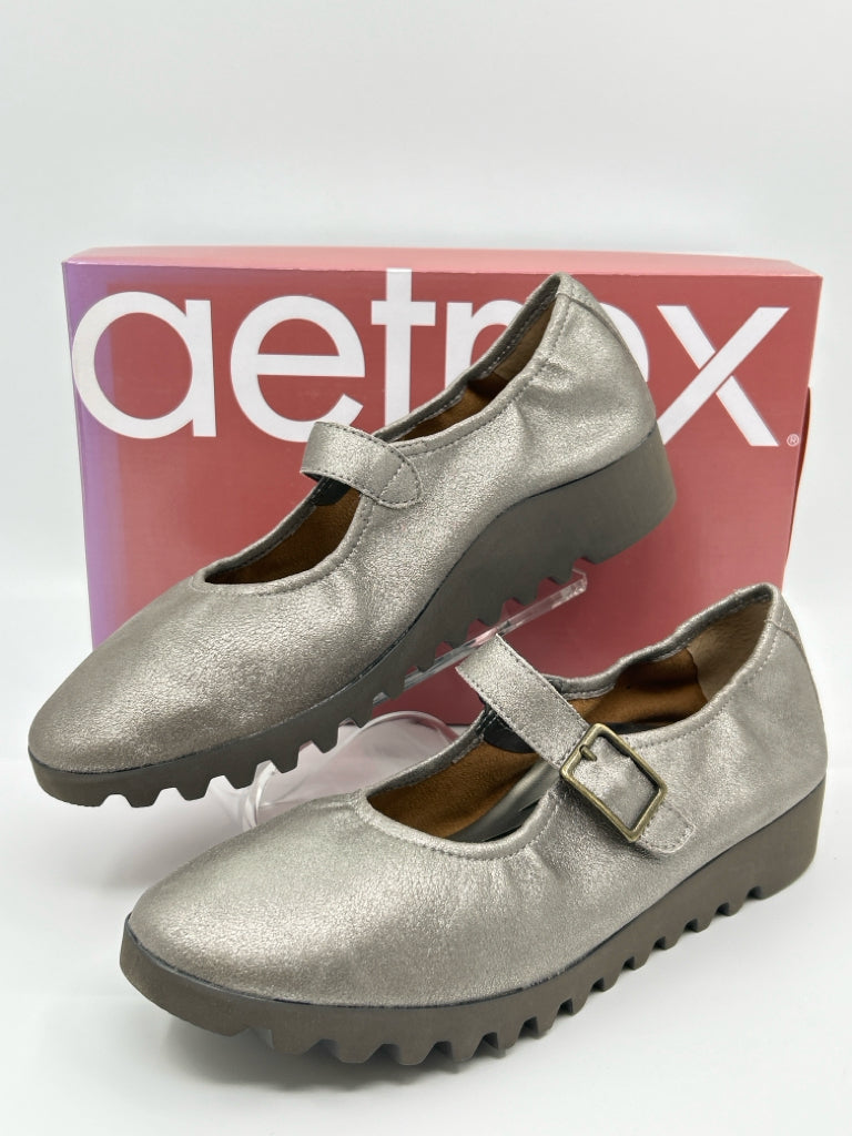 AETREX Size 7.5/8 Silver Women's Shoes