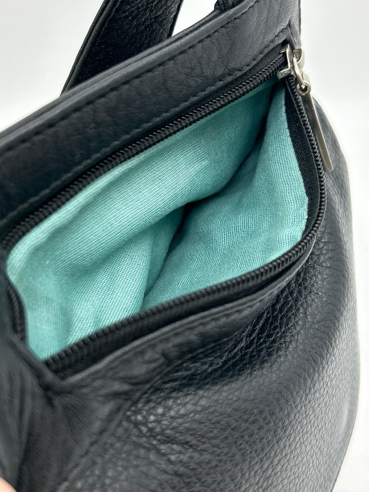 TRAVELSMITH Black Women Purse