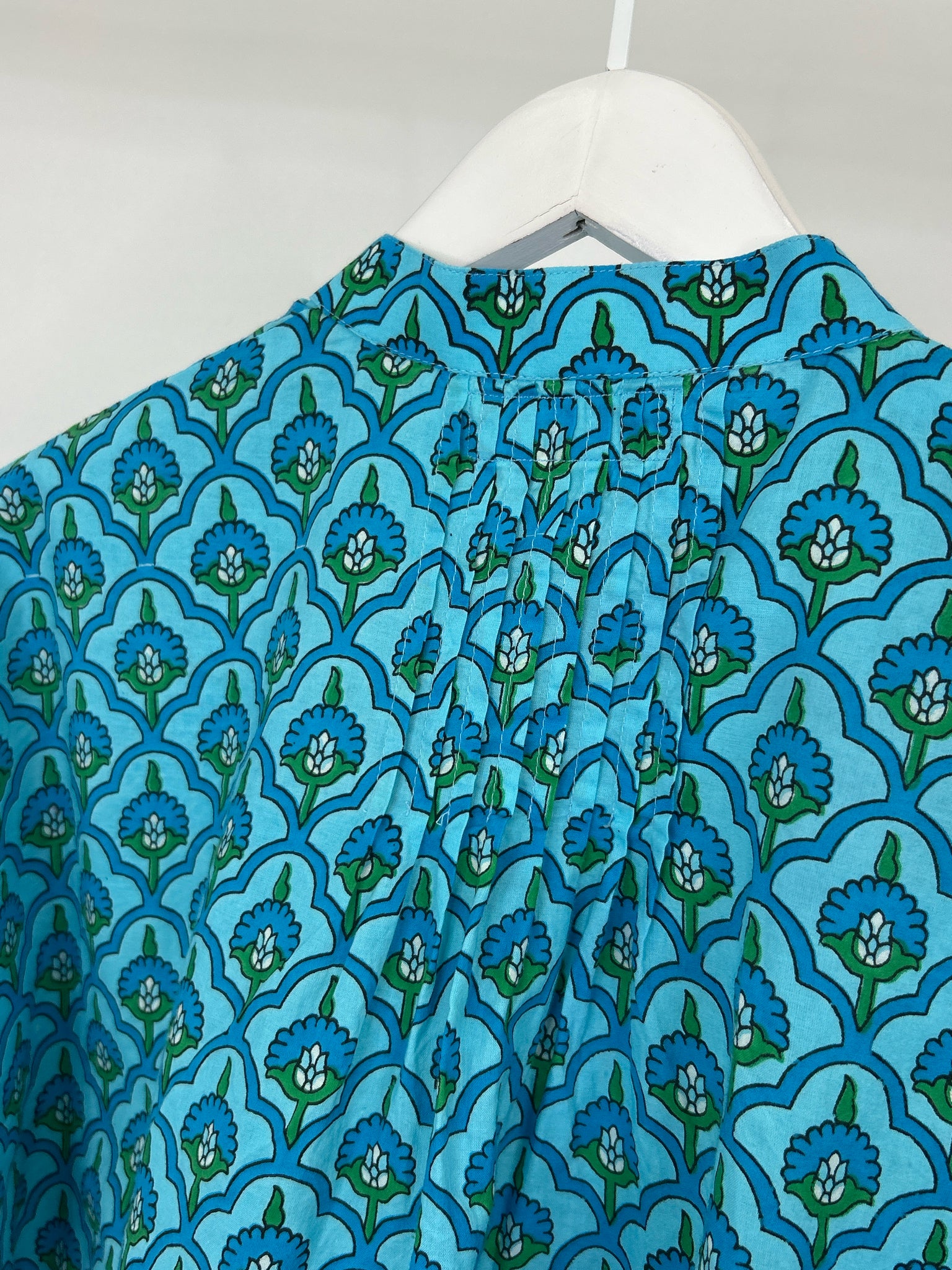 Market CO. Size M/L BLUE AND GREEN Women Blouse