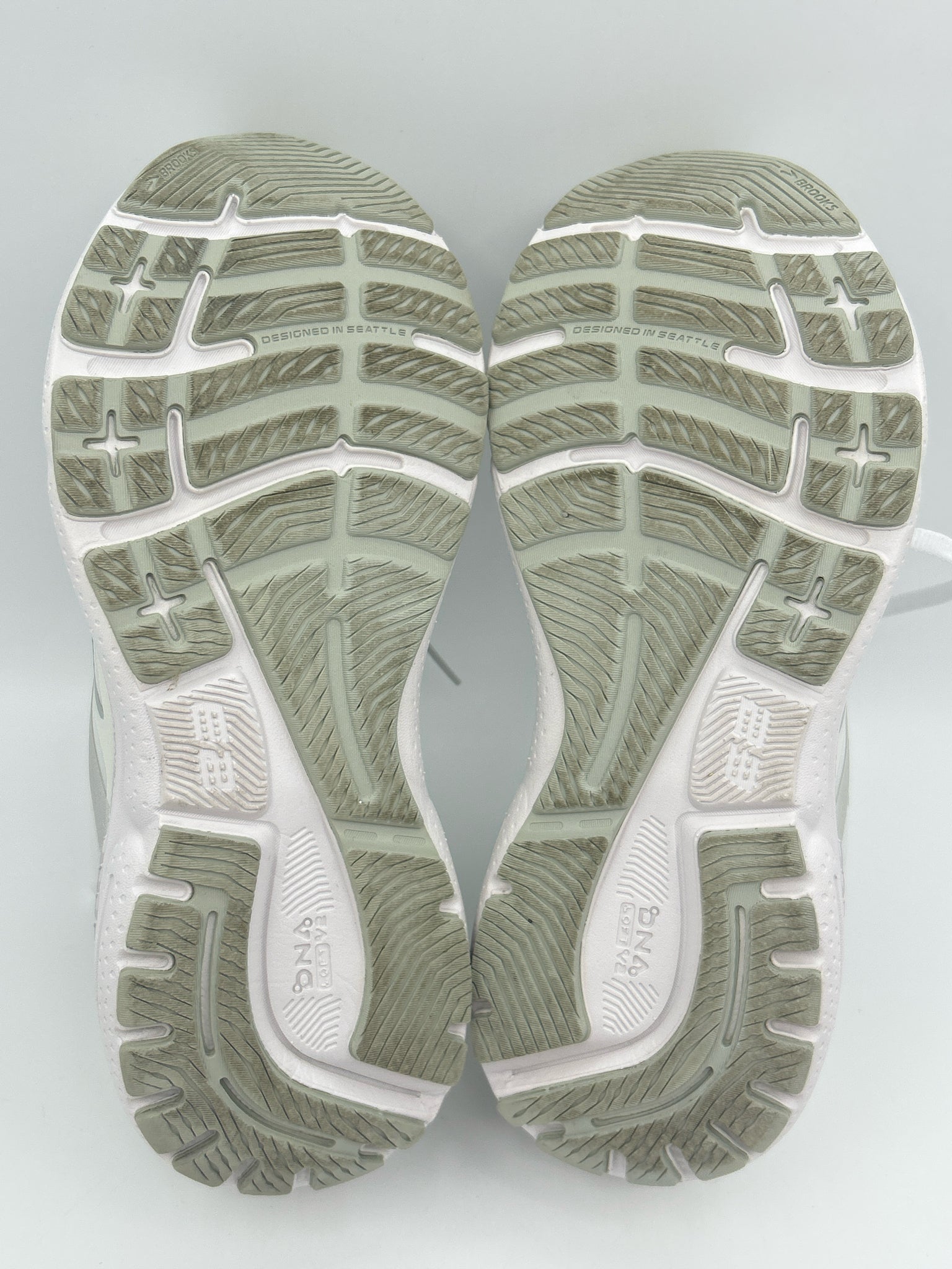 BROOKS Size 8 White Women Sneakers