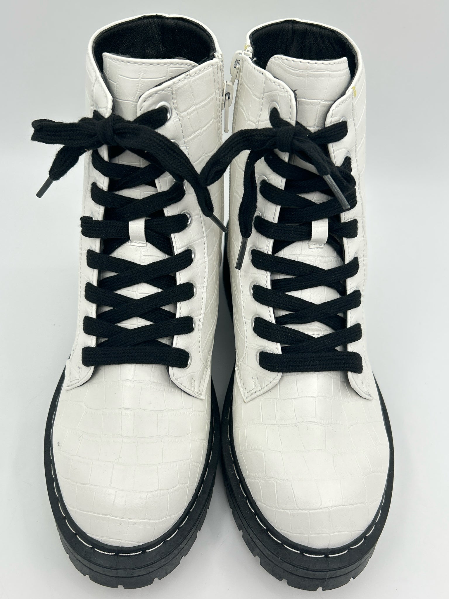 TRUE CRAFT NIB Size 7.5M White & Black Women Boots
