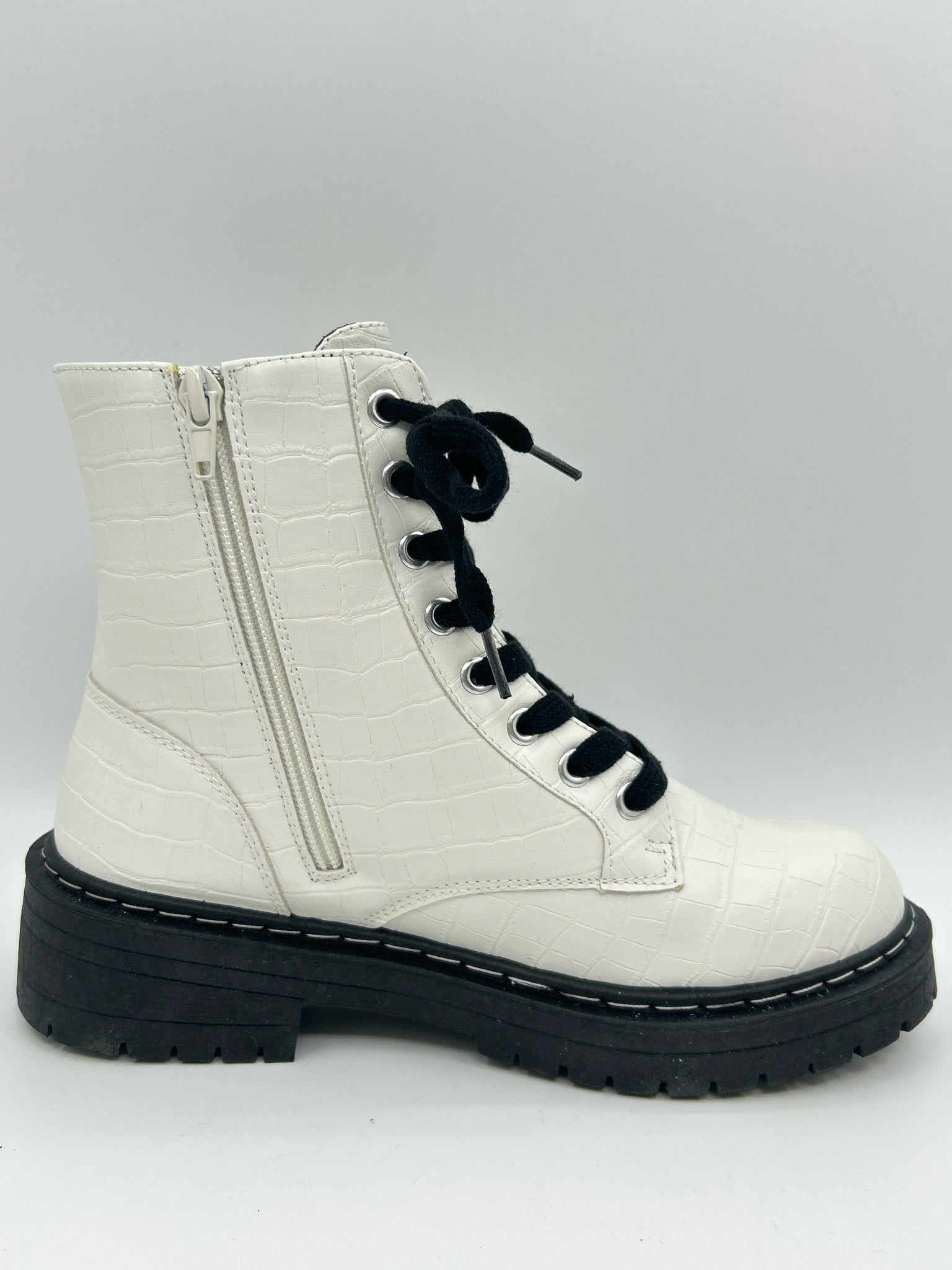 TRUE CRAFT NIB Size 7.5M White & Black Women Boots