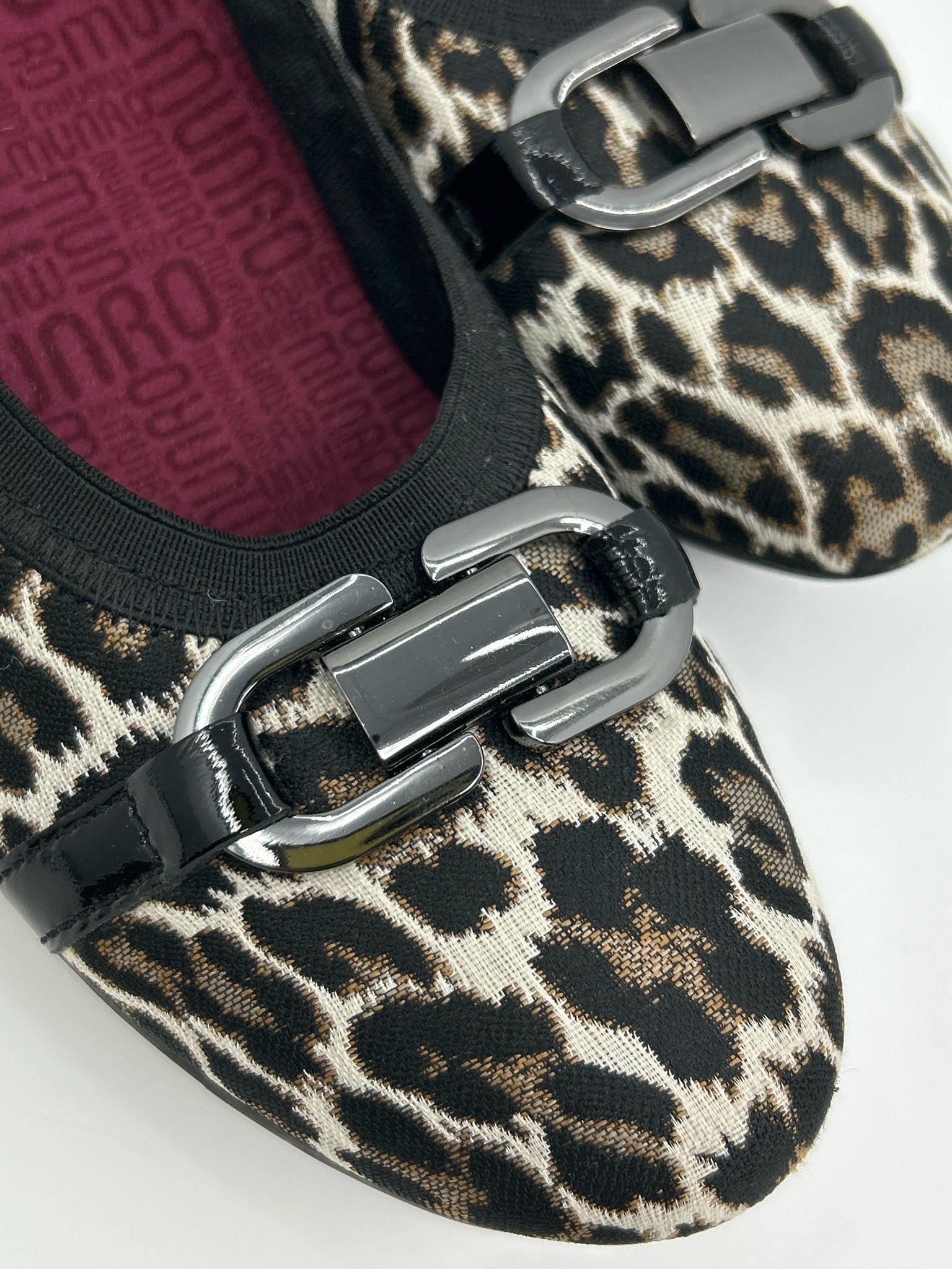 MUNRO Size 9.5N White and black Women Flats